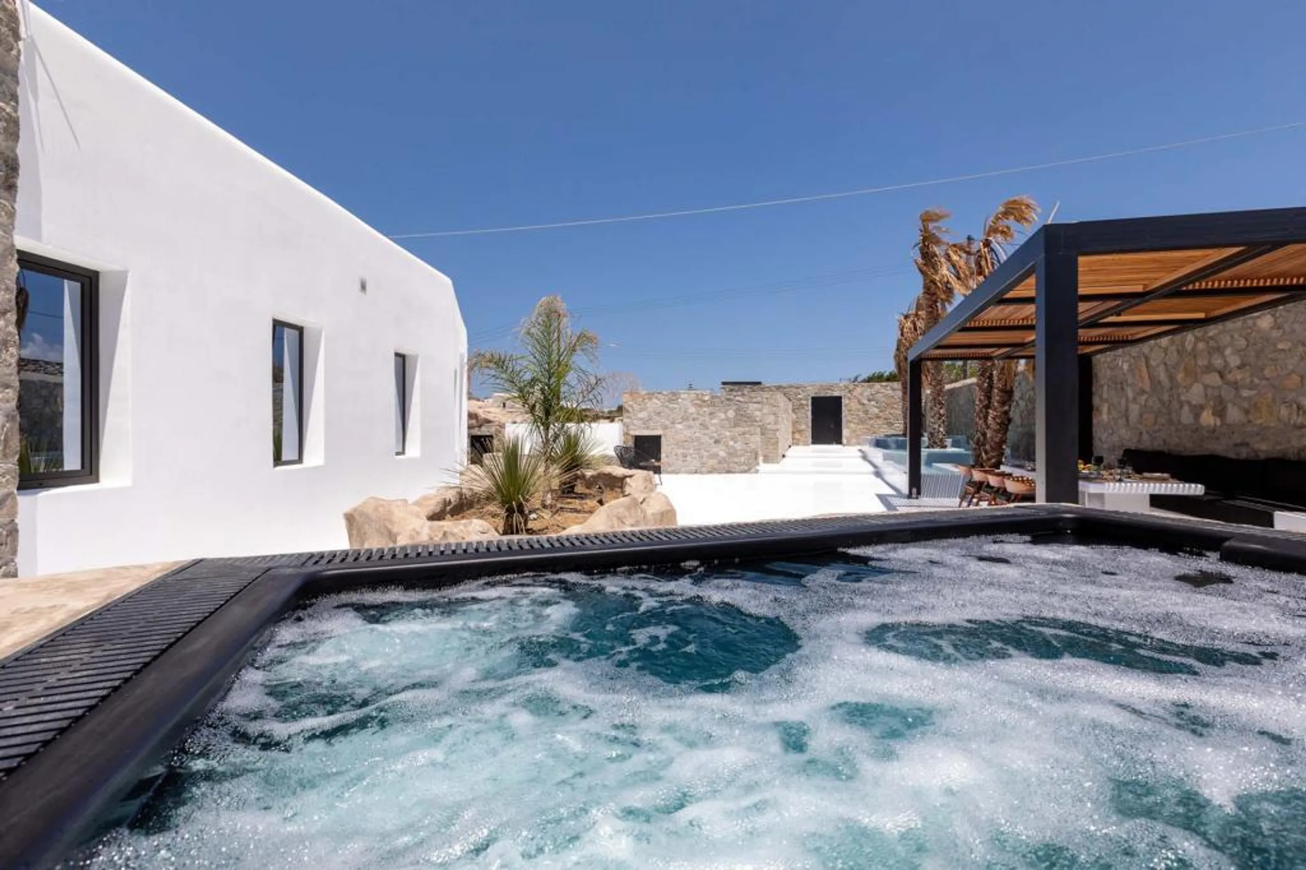 Sumptuous Oasis with Infinity Pool and Panoramic Mountain Views — photograph 2