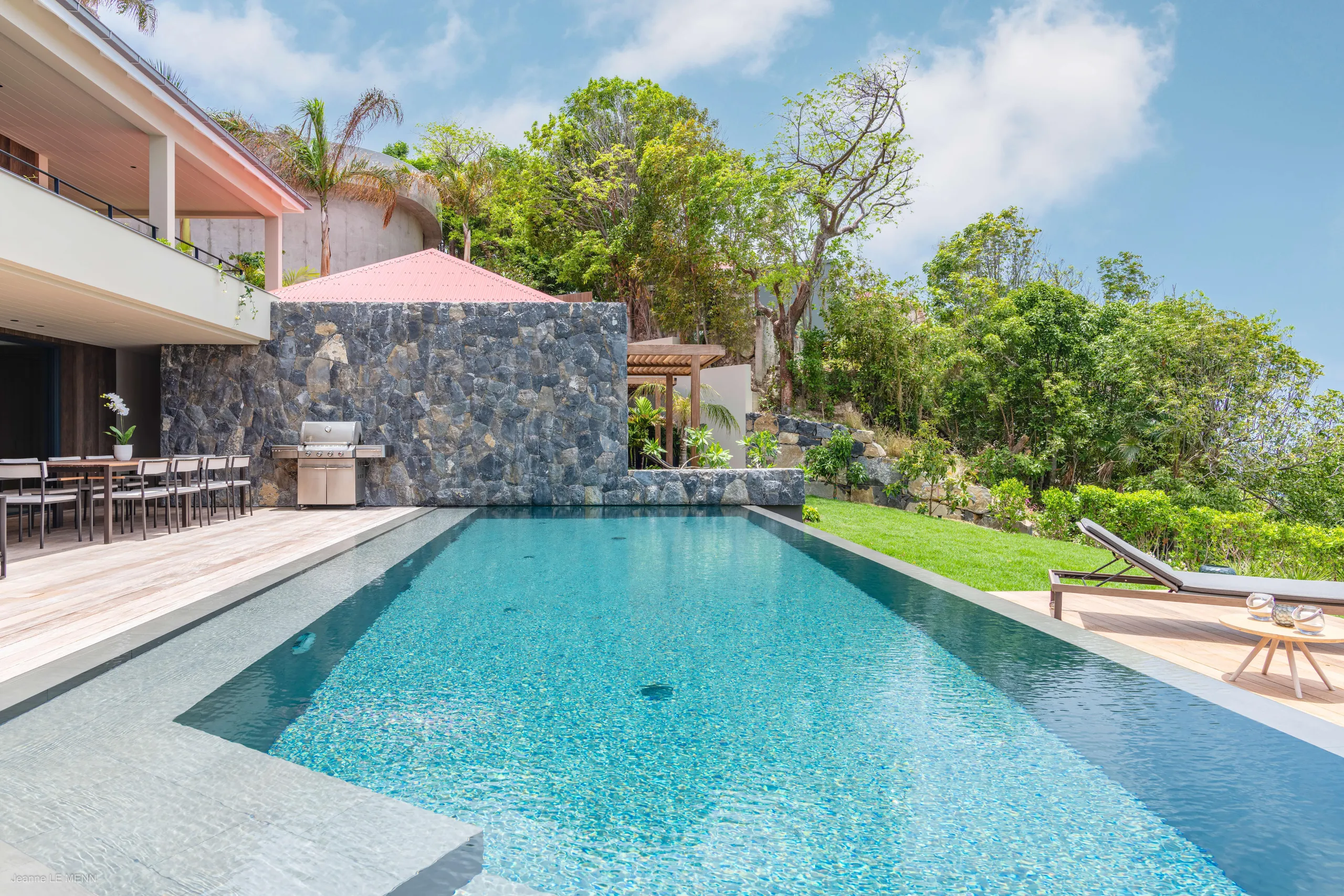 Exquisite Oceanfront Luxury Villa with Private Pool and Stunning Views — photograph 3