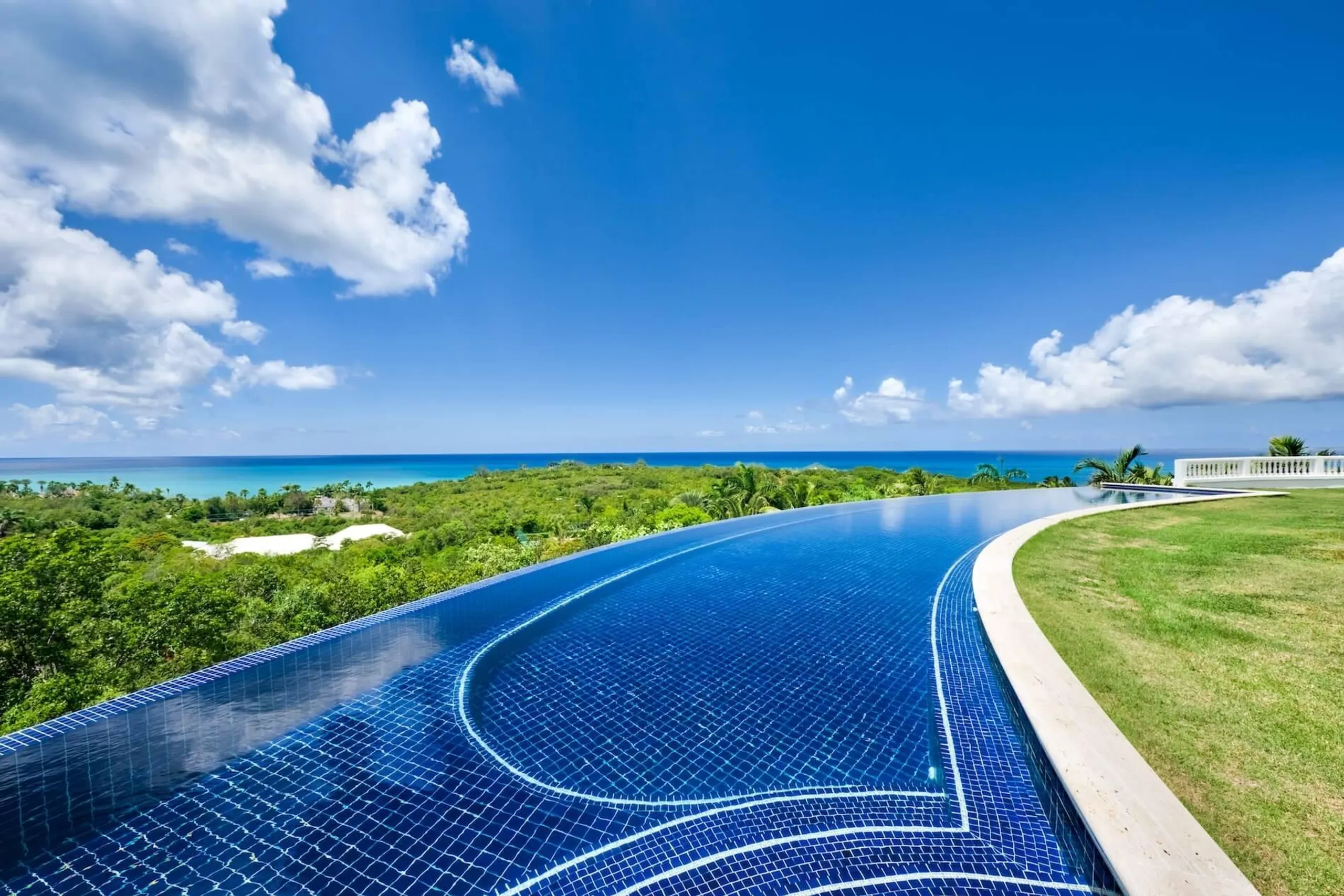 Grand Luxury Villa with 2 Large Swimming Pools and Ocean Views — photograph 7