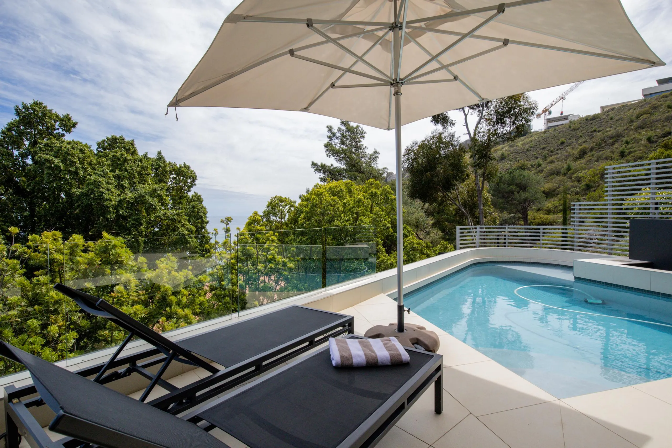 Contemporary Luxe Villa with Mountain and Ocean Views — photograph 4