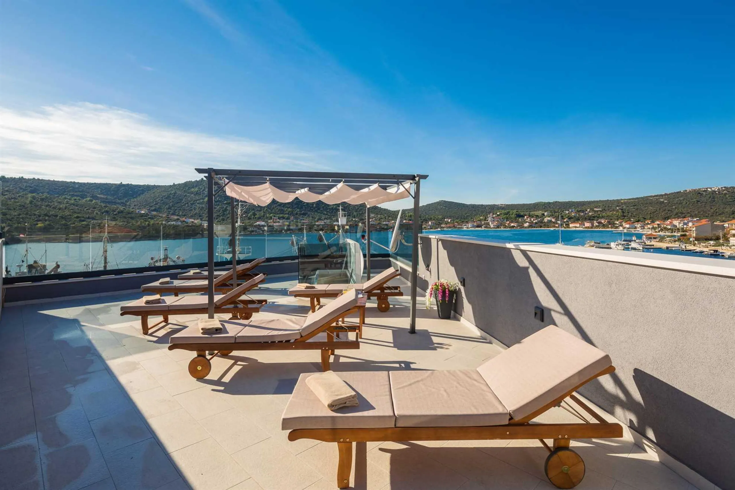 Beachfront Villa with Private Pool and Views of Crystal Clear Waters — photograph 7