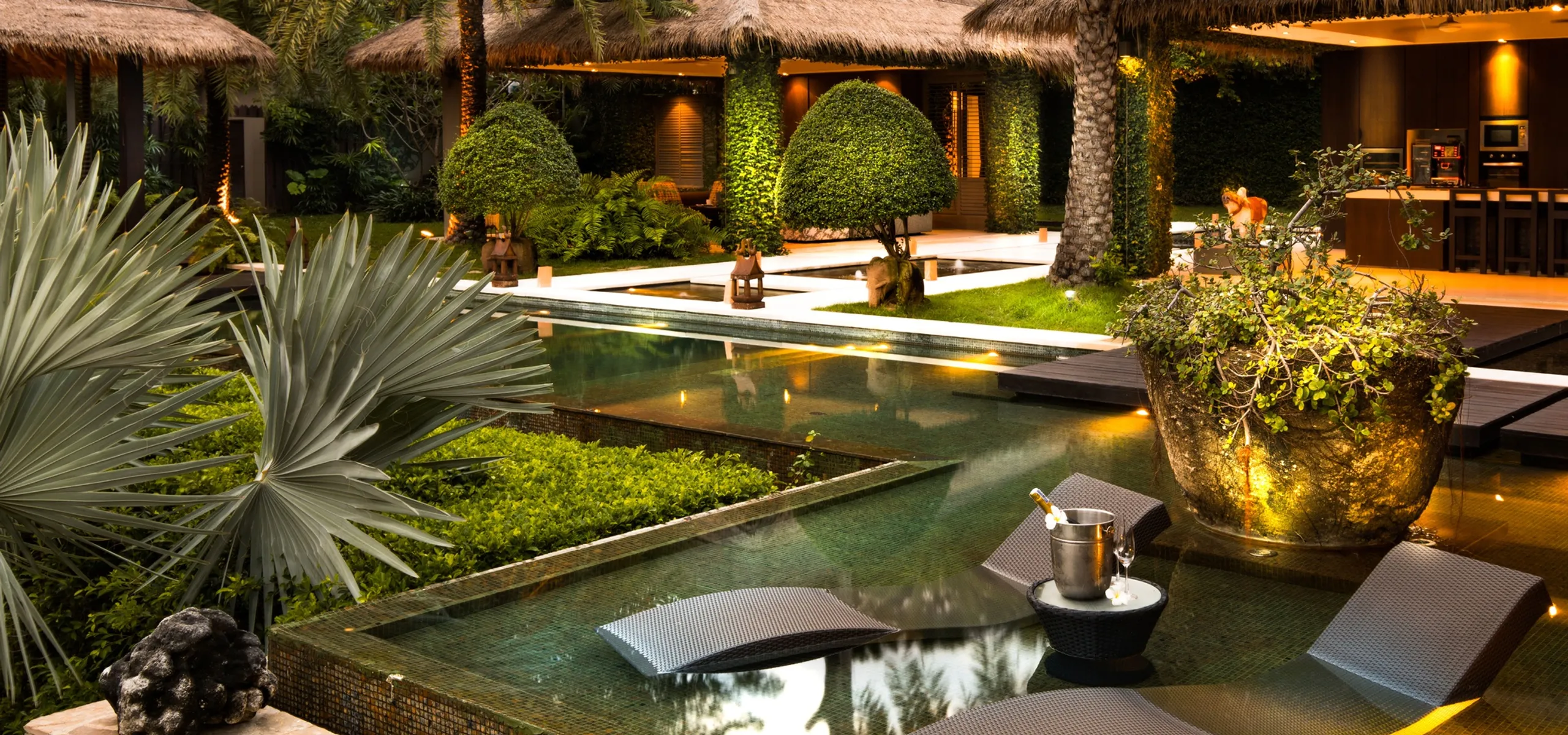 Glorious Beachfront Estate with Two Pools, Spa Sala, and Panoramic Ocean Views — photograph 9