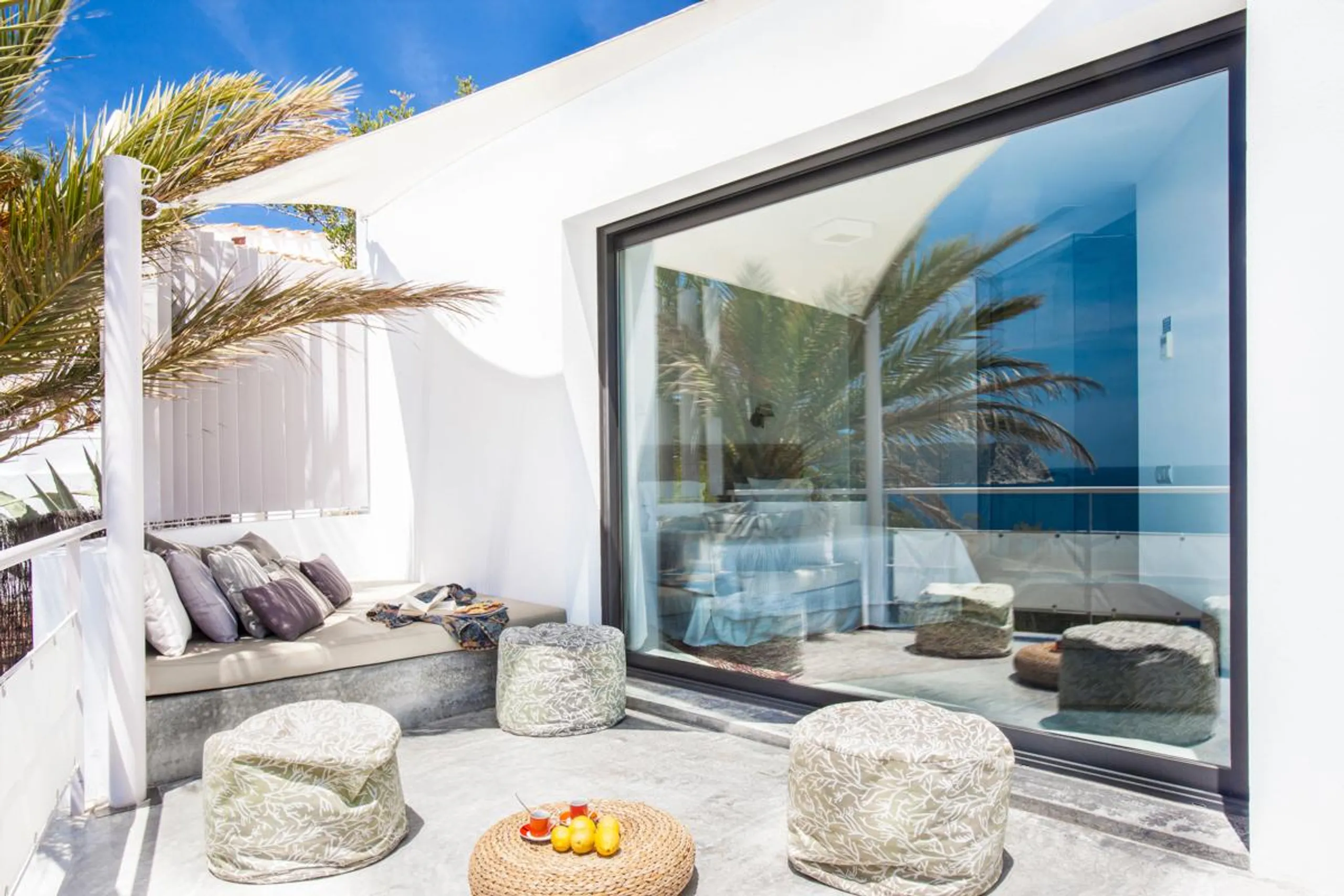 Ornate Contemporary Villa with Private Pool and Blue Sea Views — photograph 8