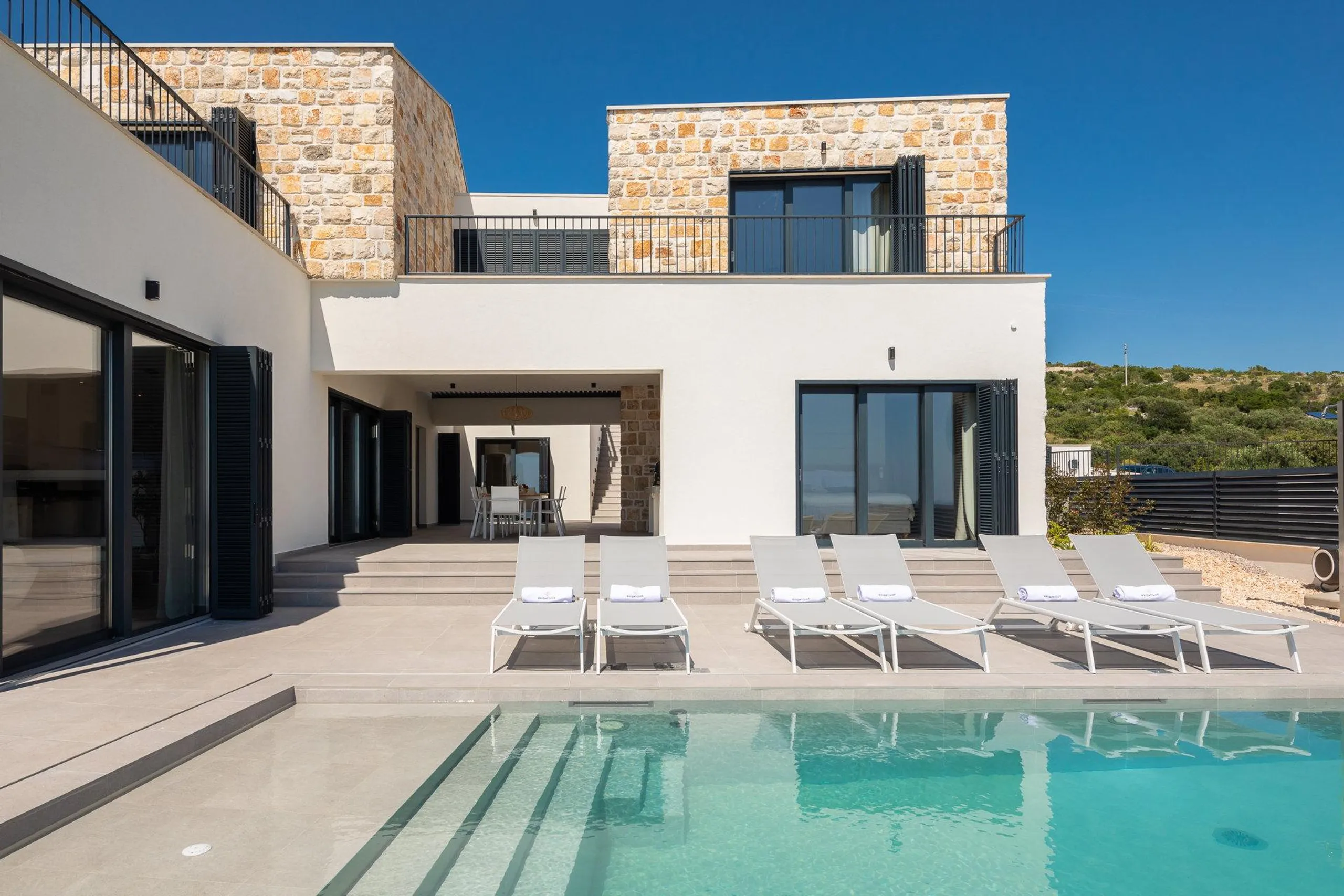 Modern Styled 5-Bedroom Villa with Pool in Picturesque Primosten — photograph 3