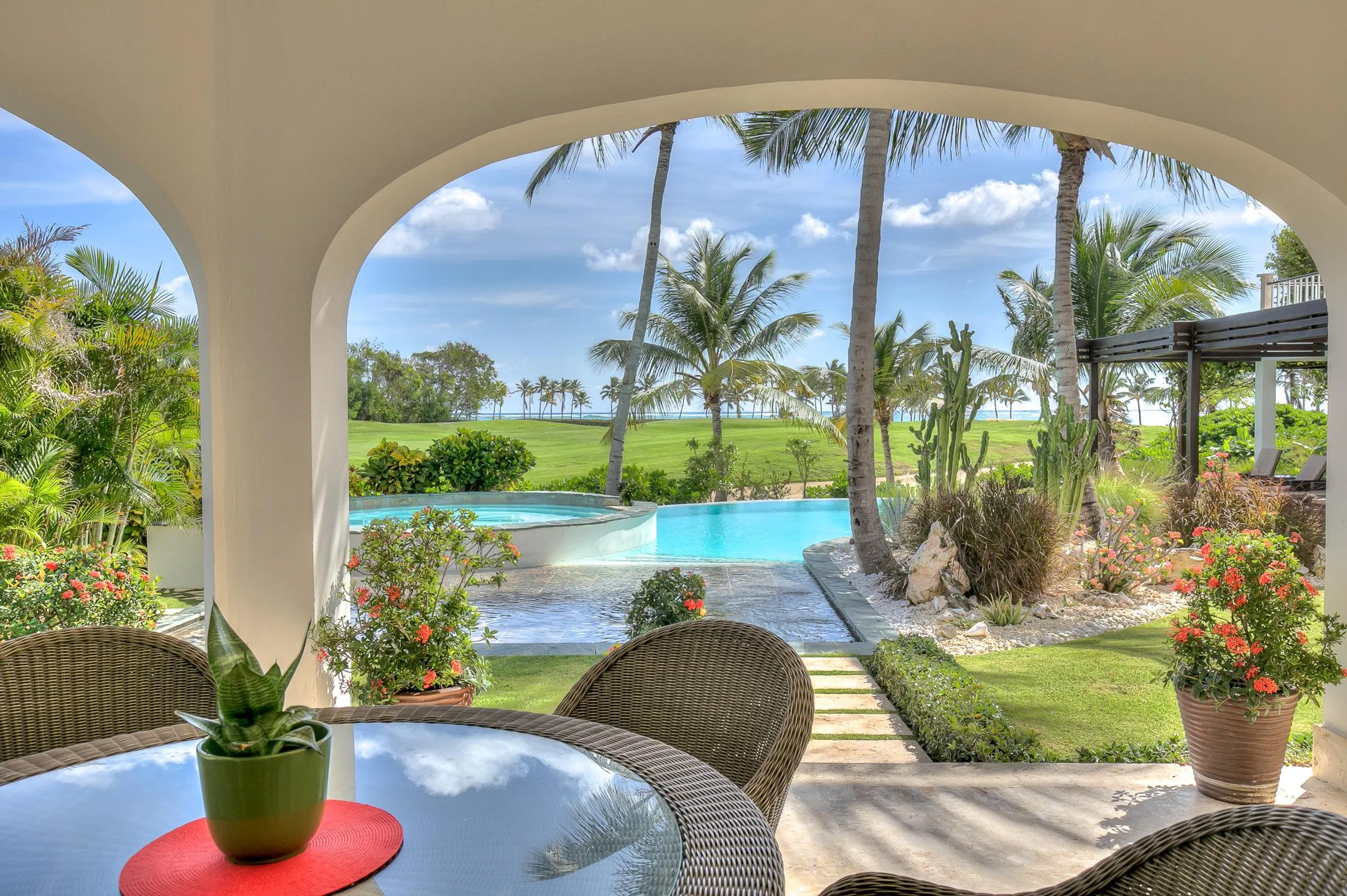 Stunning 13 Bedroom Estate with Private Pool, Garden and Golf Course Views — photograph 8