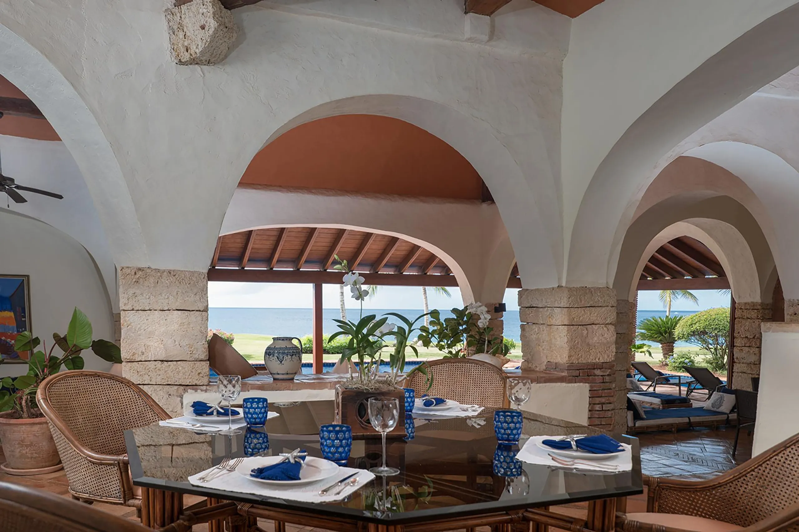 Statuesque Caribbean Getaway with Artistic Exterior and Lovely Sea Views — photograph 10