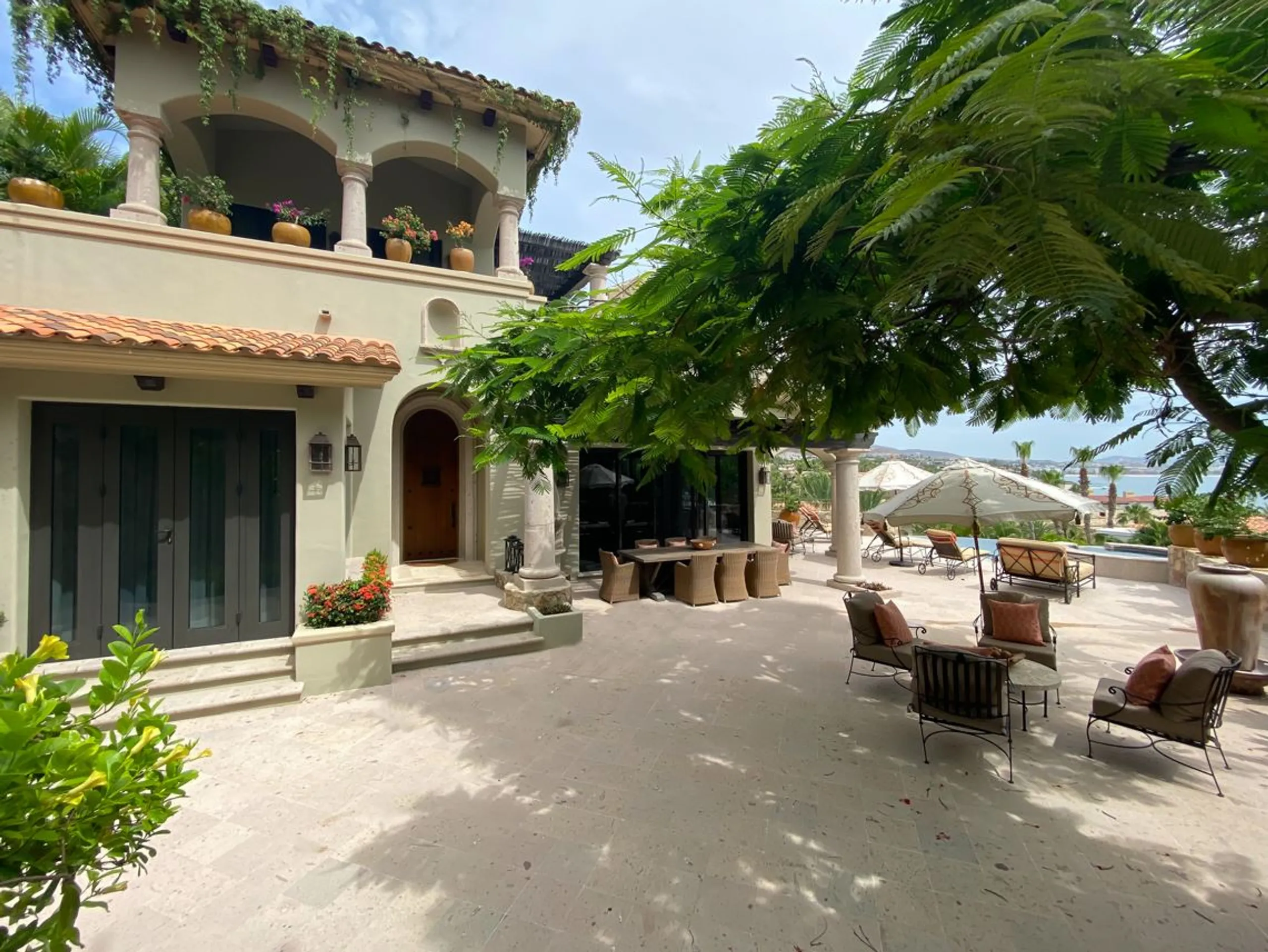 Breathtaking Oceanview Villa: Seamless Indoor-Outdoor Living with Pool, Jacuzzi & Gourmet Amenities — photograph 9