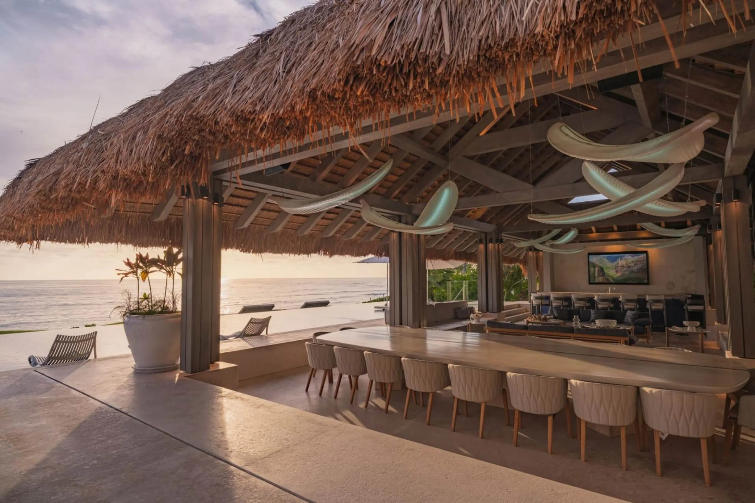 Oceanfront Luxury Estate with Infinity Pool, Theater, Bowling Alley & Spa — photograph 4