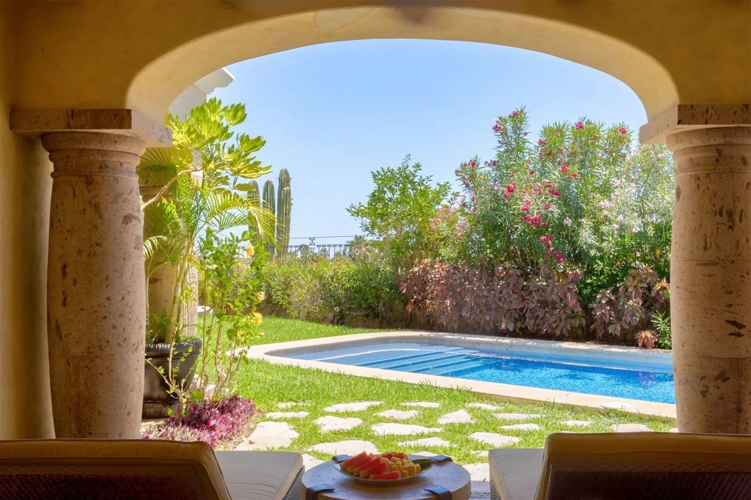 Majestic View Estate with Infinity Pool overlooking the 12th Hole Golf Course — photograph 4