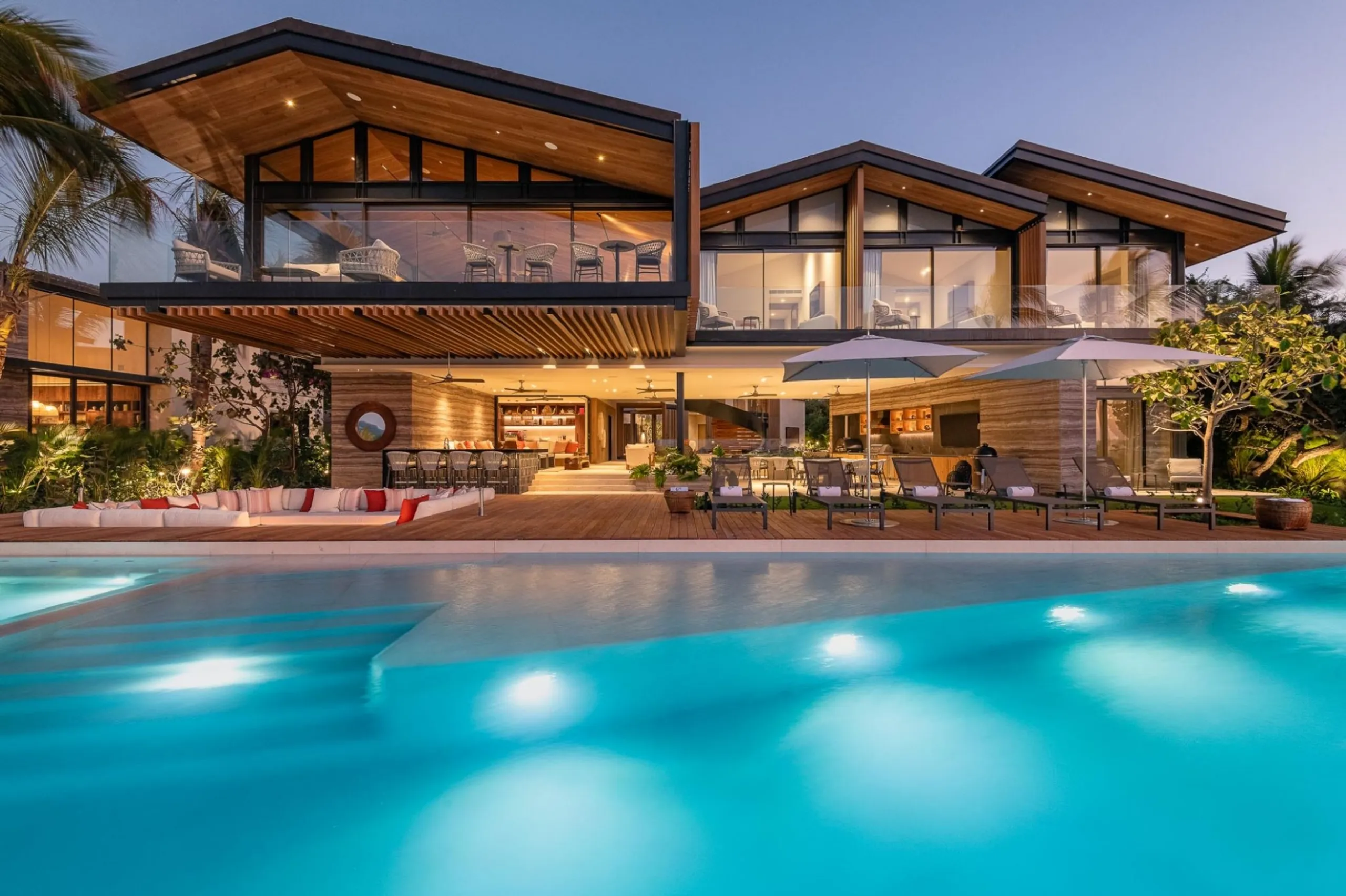 Elegantly Appointed 8-Bedroom Oceanfront Estate Overlooking Tail of the Whale — photograph 2