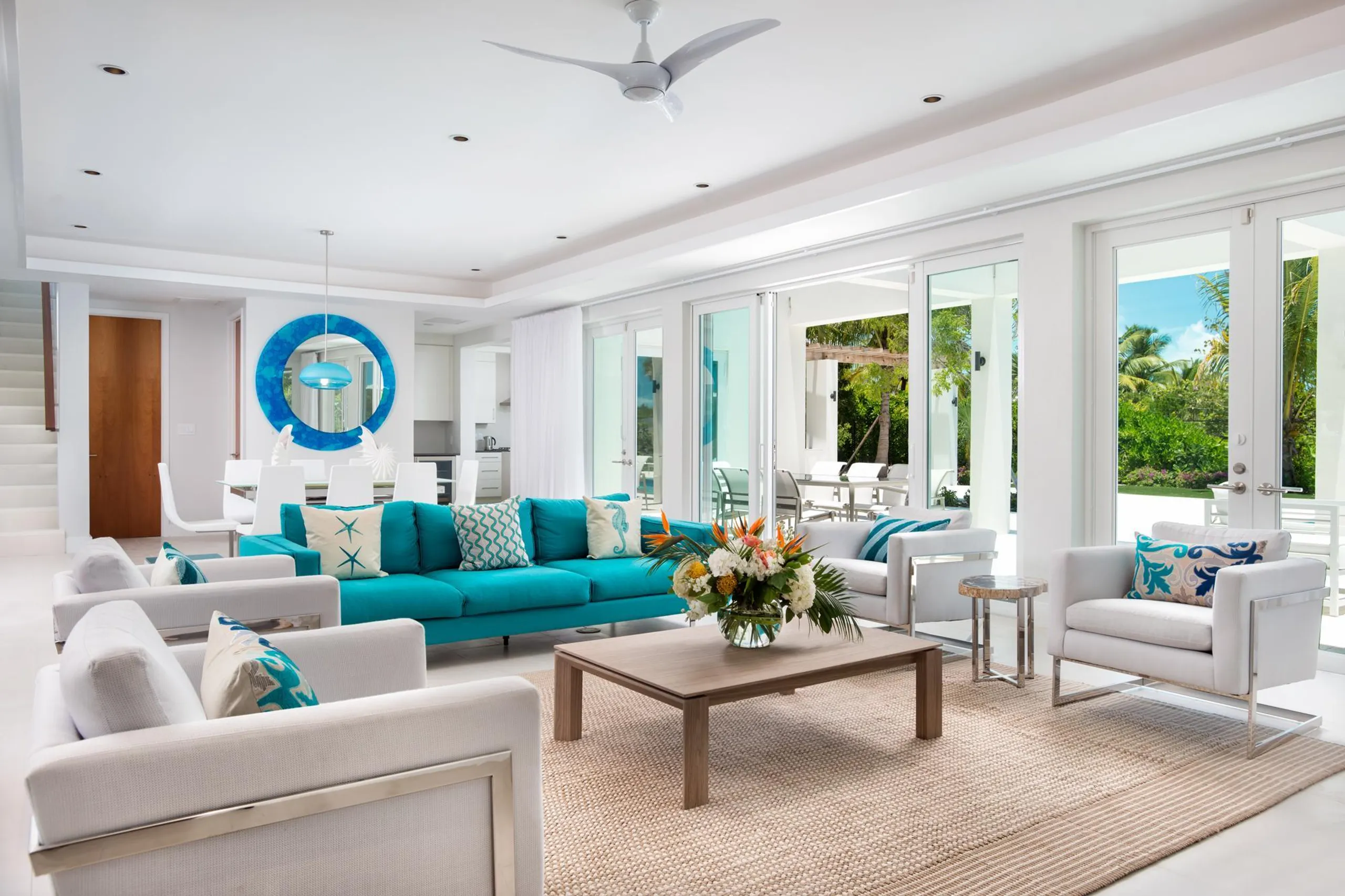 Refined Contemporary Villa with Heavenly Pool and Steps from the Beach — photograph 11