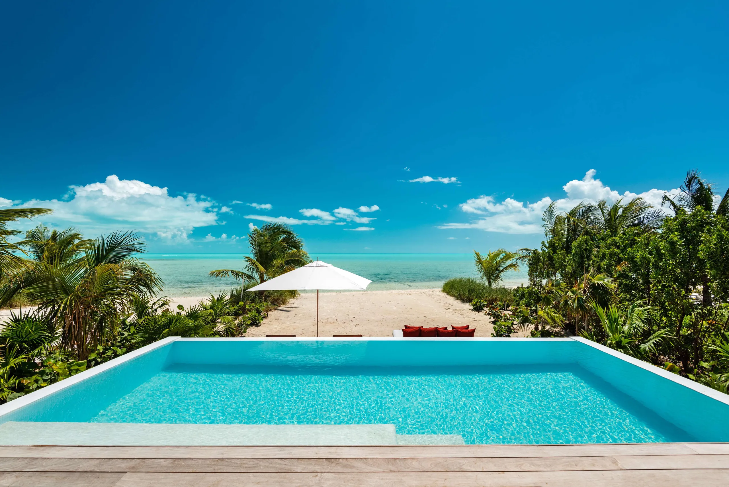 Innovatively Blending Modern and Tropical Design for Seamless Indoor-Outdoor Living in Turks and Caicos — photograph 2