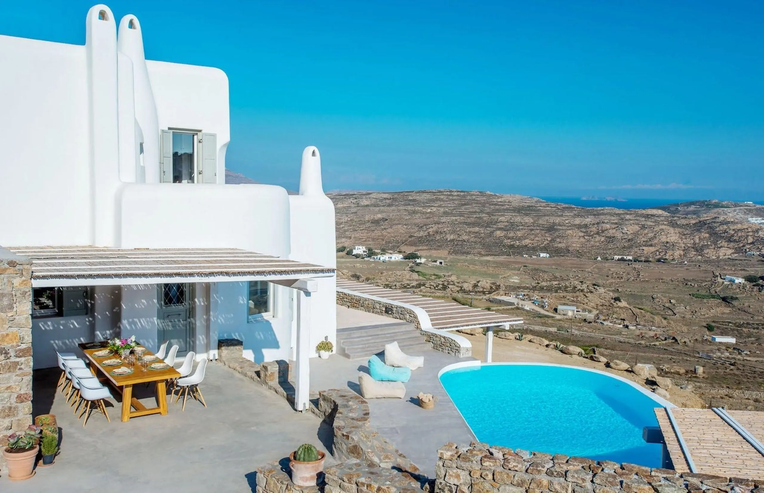 Sophisticated Mykonos Estate with Blue Water Pool — photograph 2