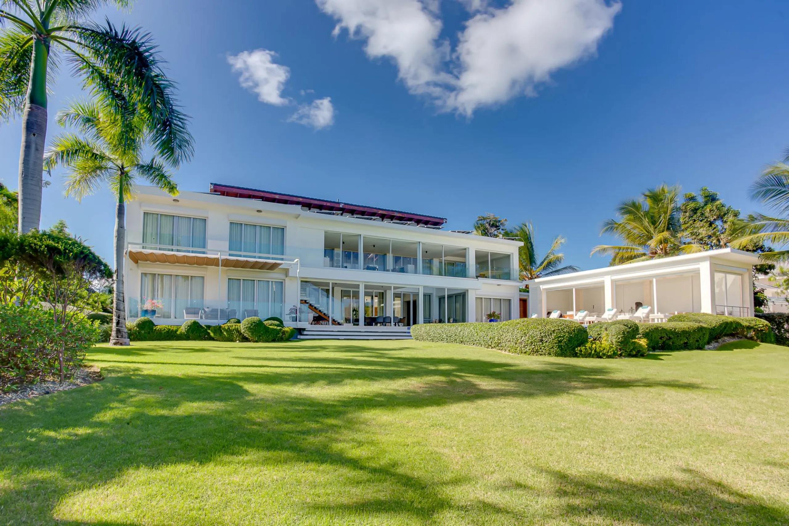 Bright & Modern 5-Bedroom Villa with Private Pool and Tropical Views — photograph 12