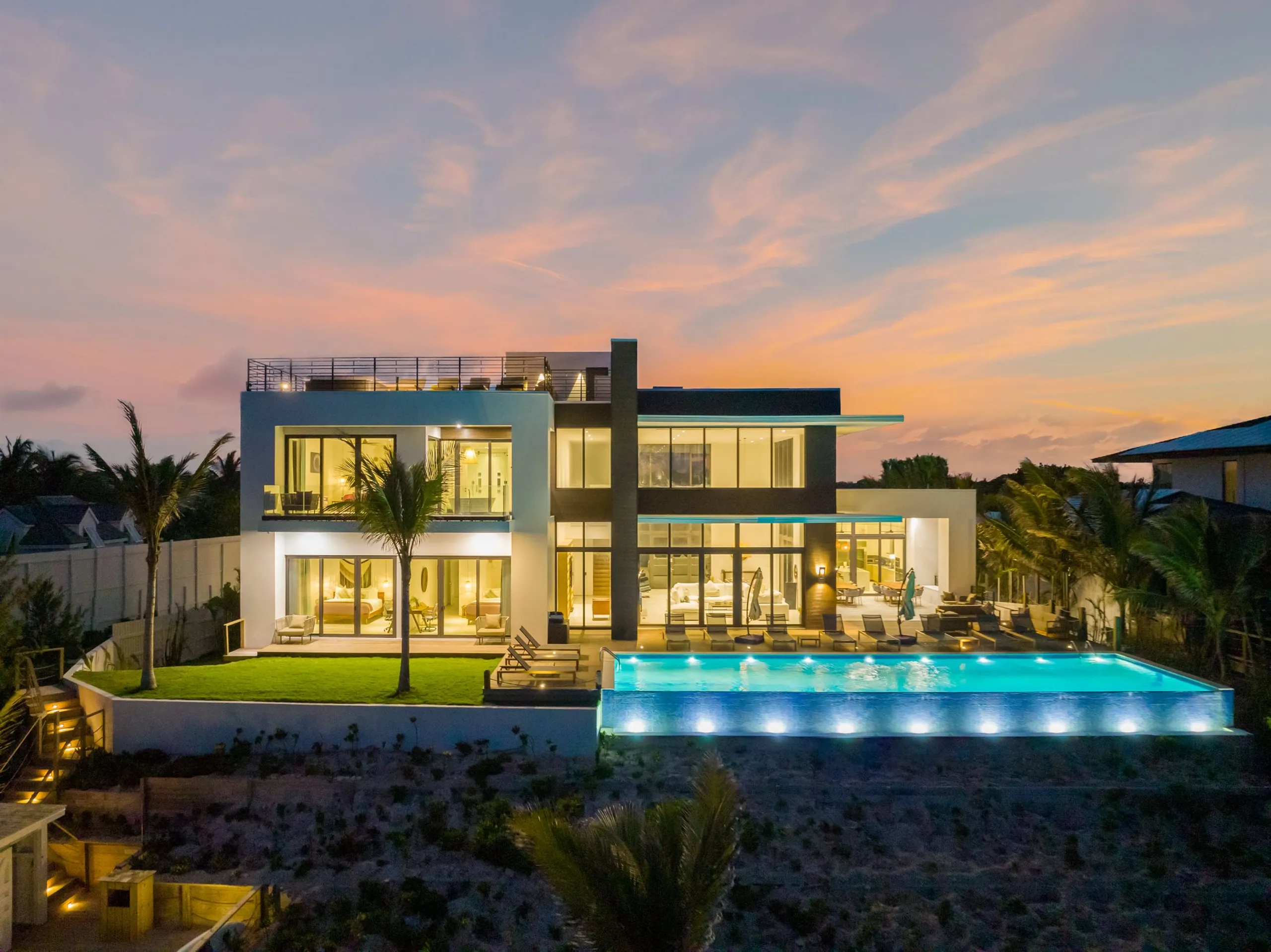Stunning Beachfront Estate on Harbour Island's Triana Shores — photograph 5