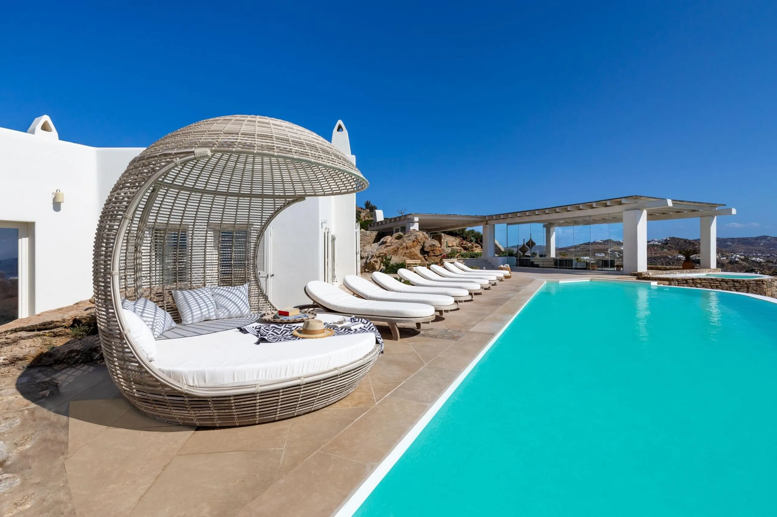 Rich Mykonos Villa with Crystalline Pool and Jacuzzi — photograph 2