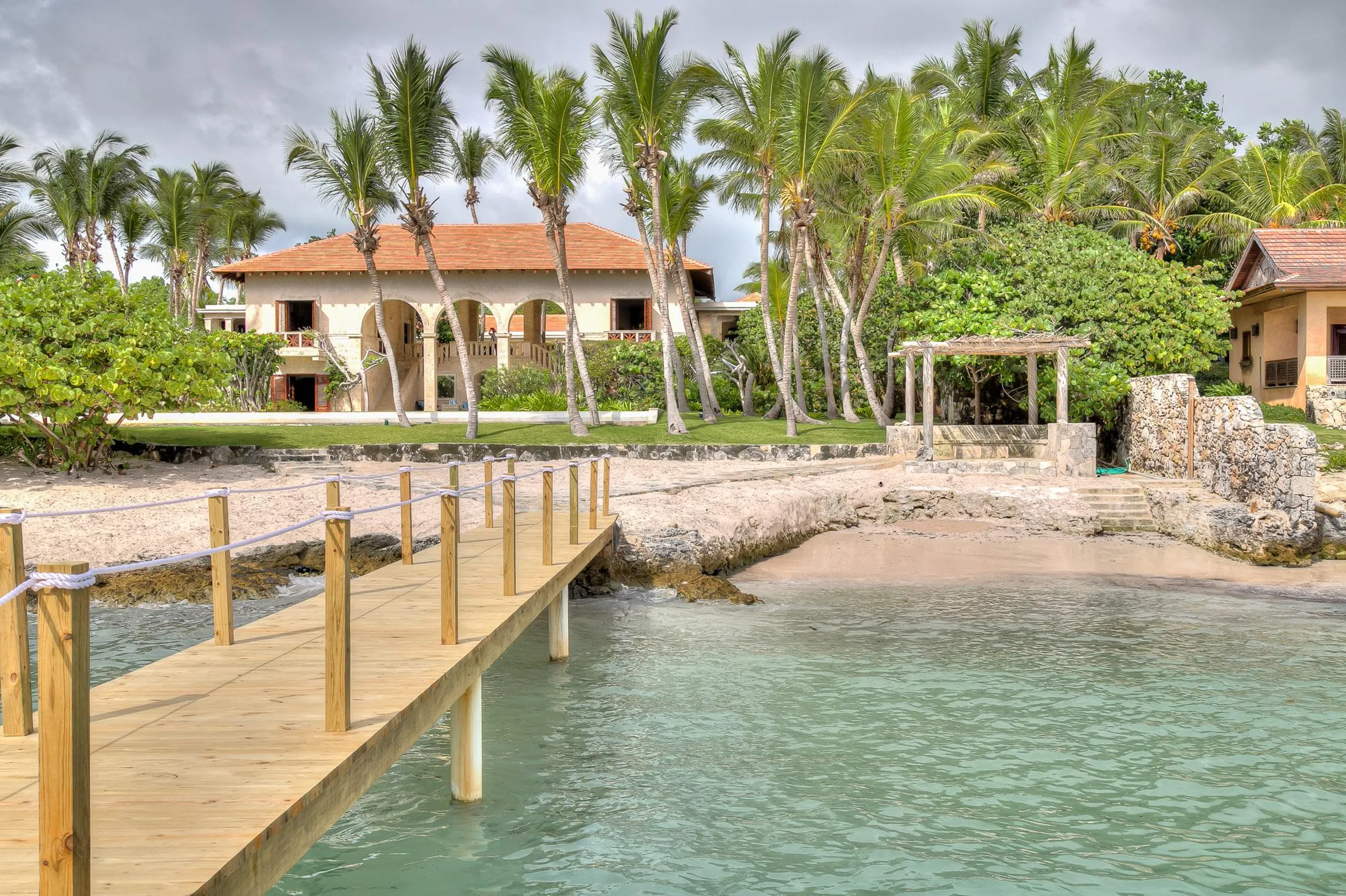 Colonial Heritage Villa with Private Pool and Sea Views — photograph 4