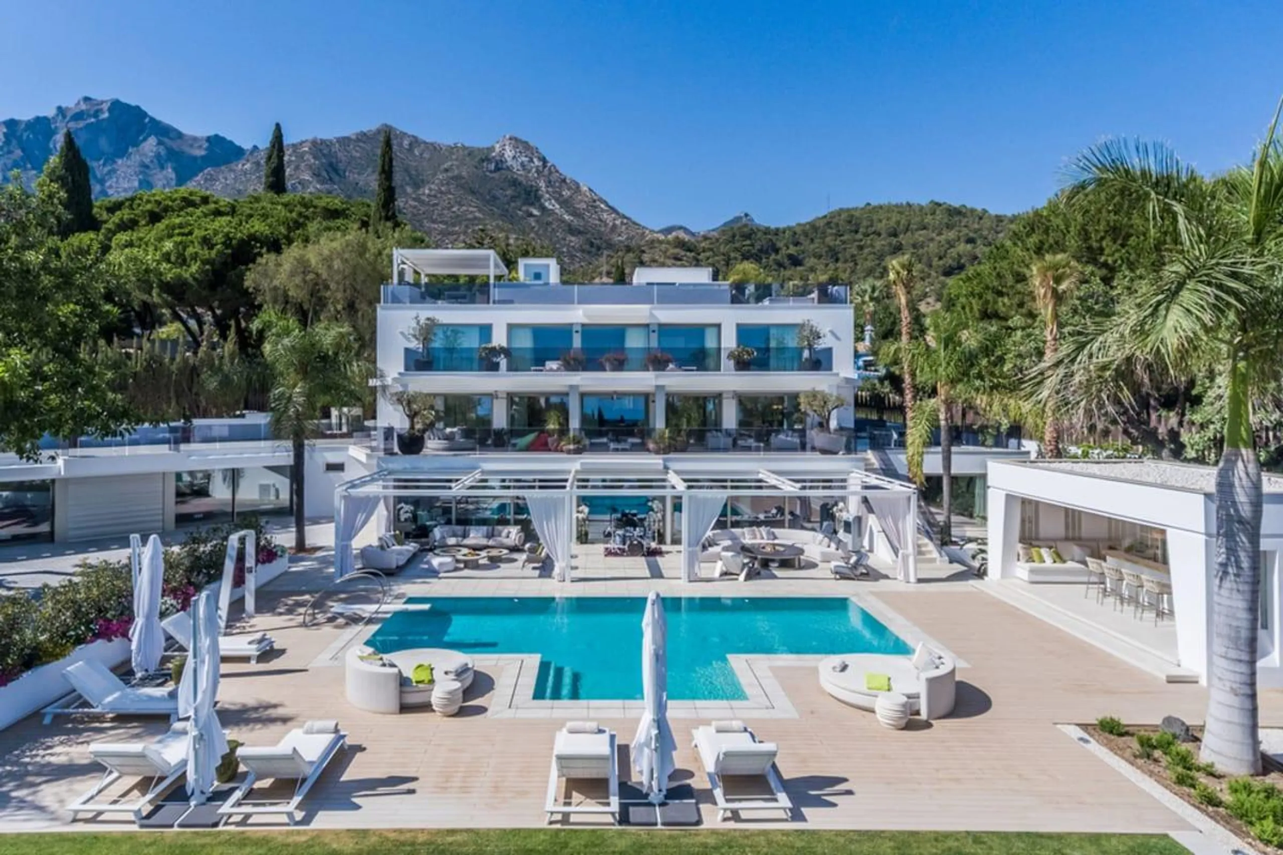 Serene Sea View Estate with Luxe Pool and Gorgeous Views — photograph 3