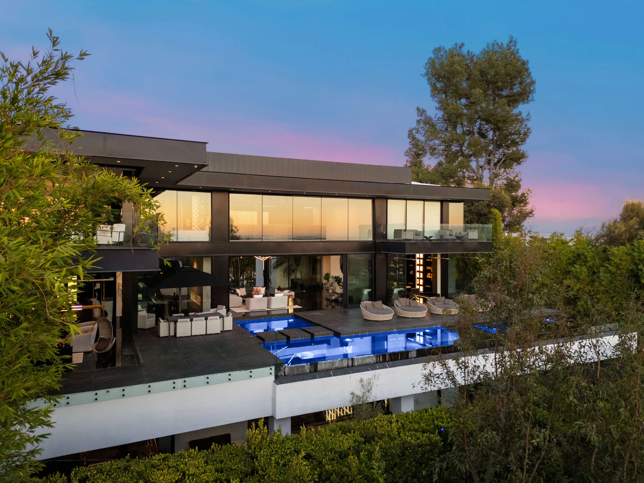 Sophisticated Sunset Strip Villa with Cryo Spa, Theater & City Views — photograph 2