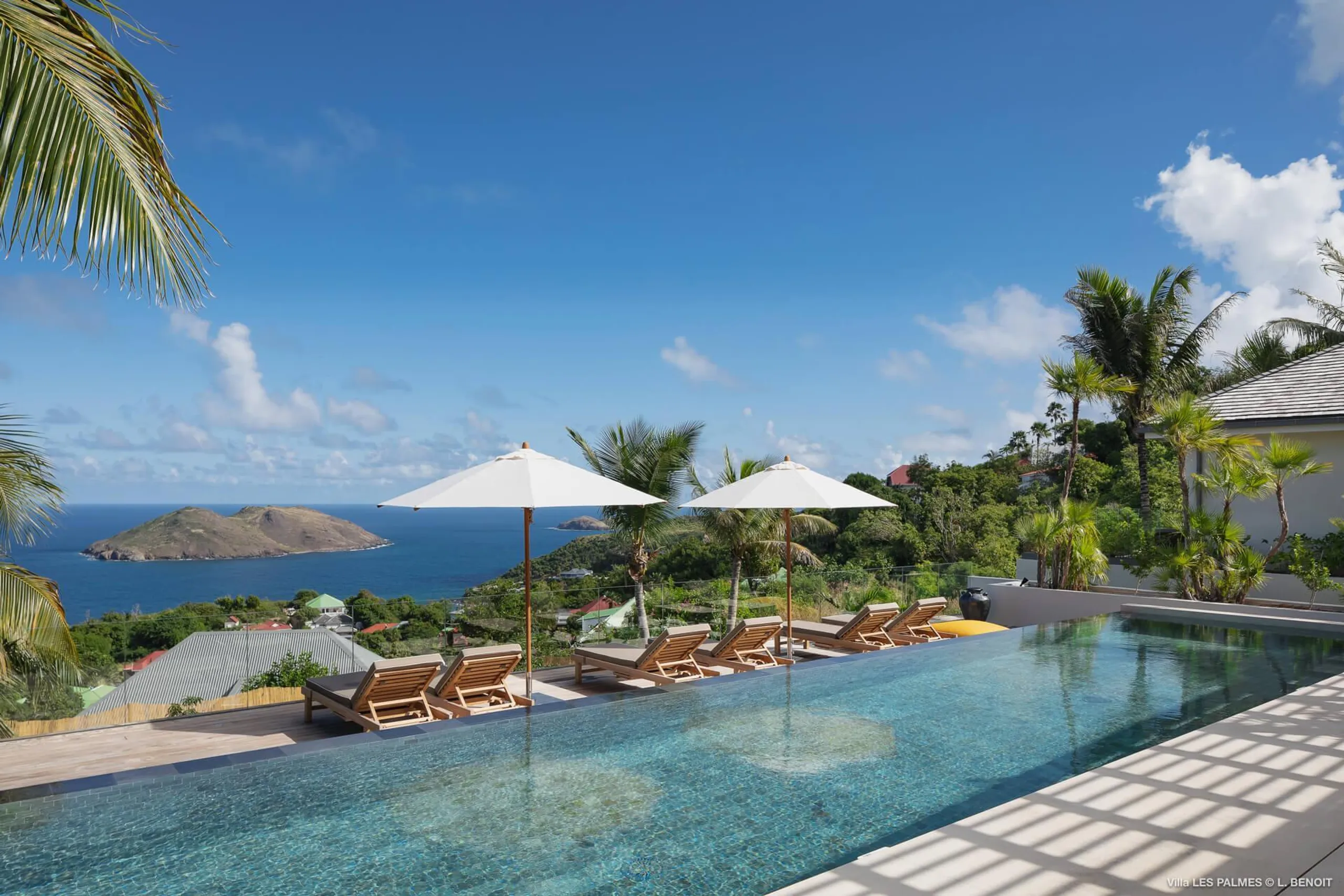 Contemporary Luxe Villa with Infinity Pool and Panoramic Ocean Views — photograph 3