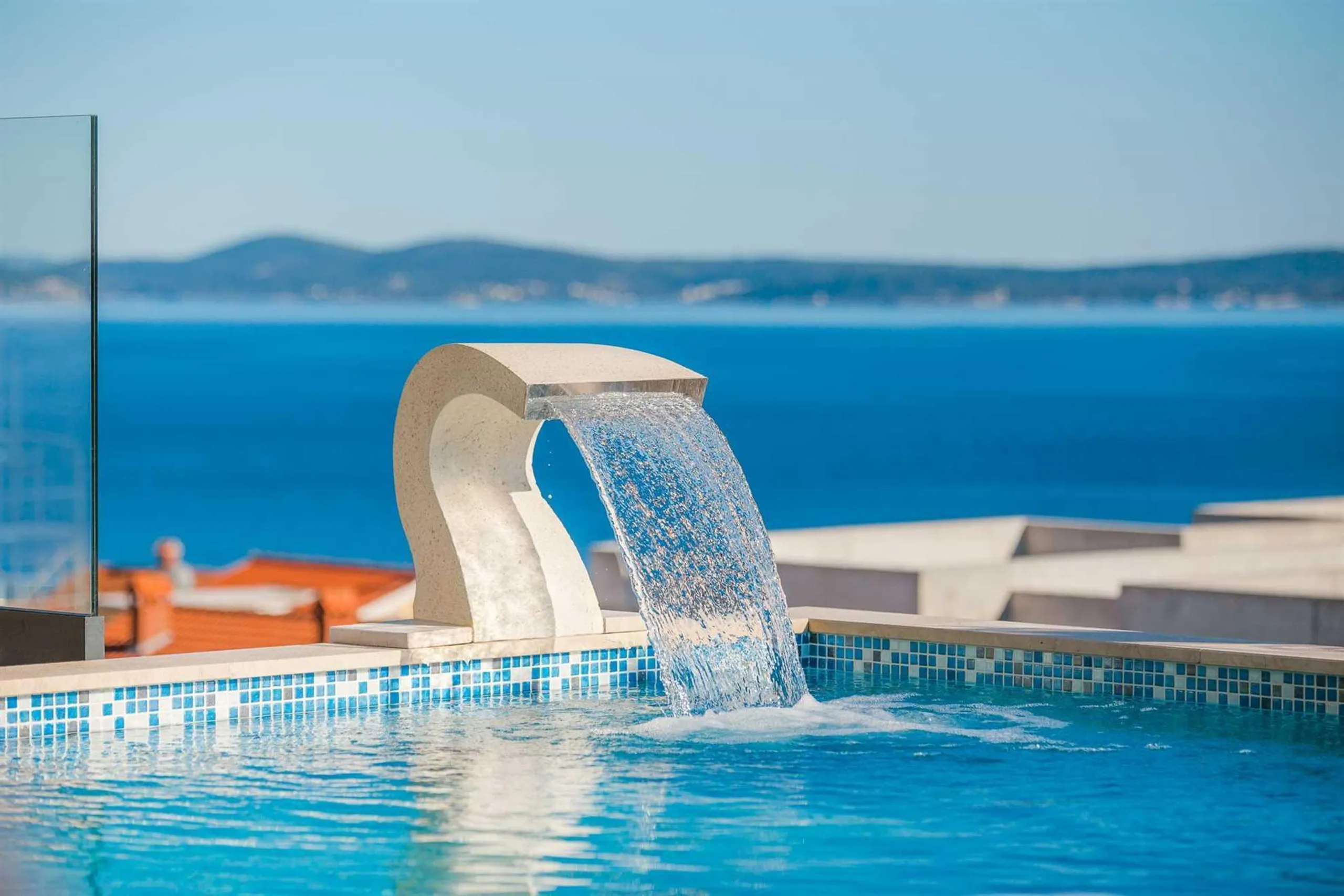 Resplendent Villa with Pool, Jacuzzi, Sauna and Sea Views — photograph 4