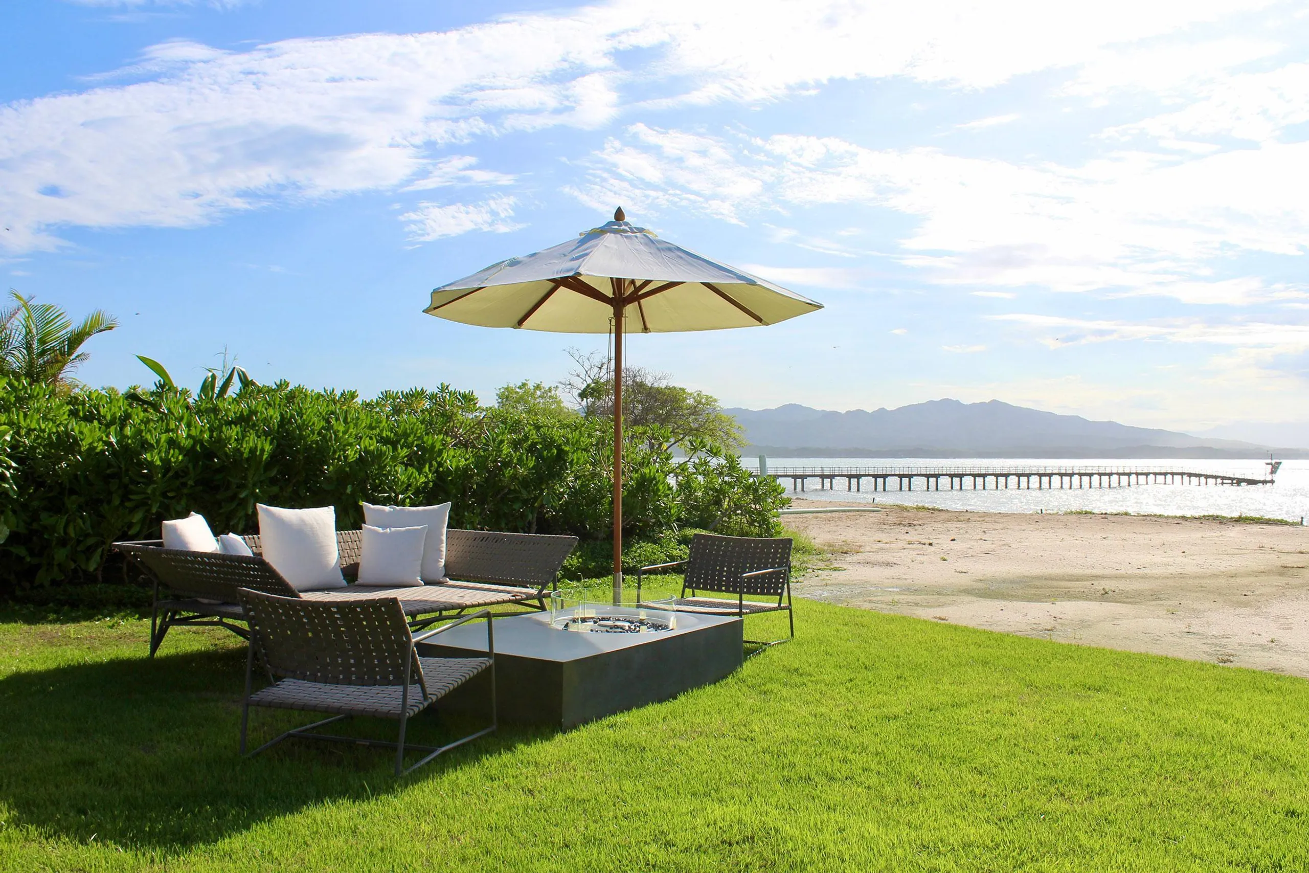 Porta Fortuna Beachfront Villaway with Infinity Pool and Ocean Views — photograph 6
