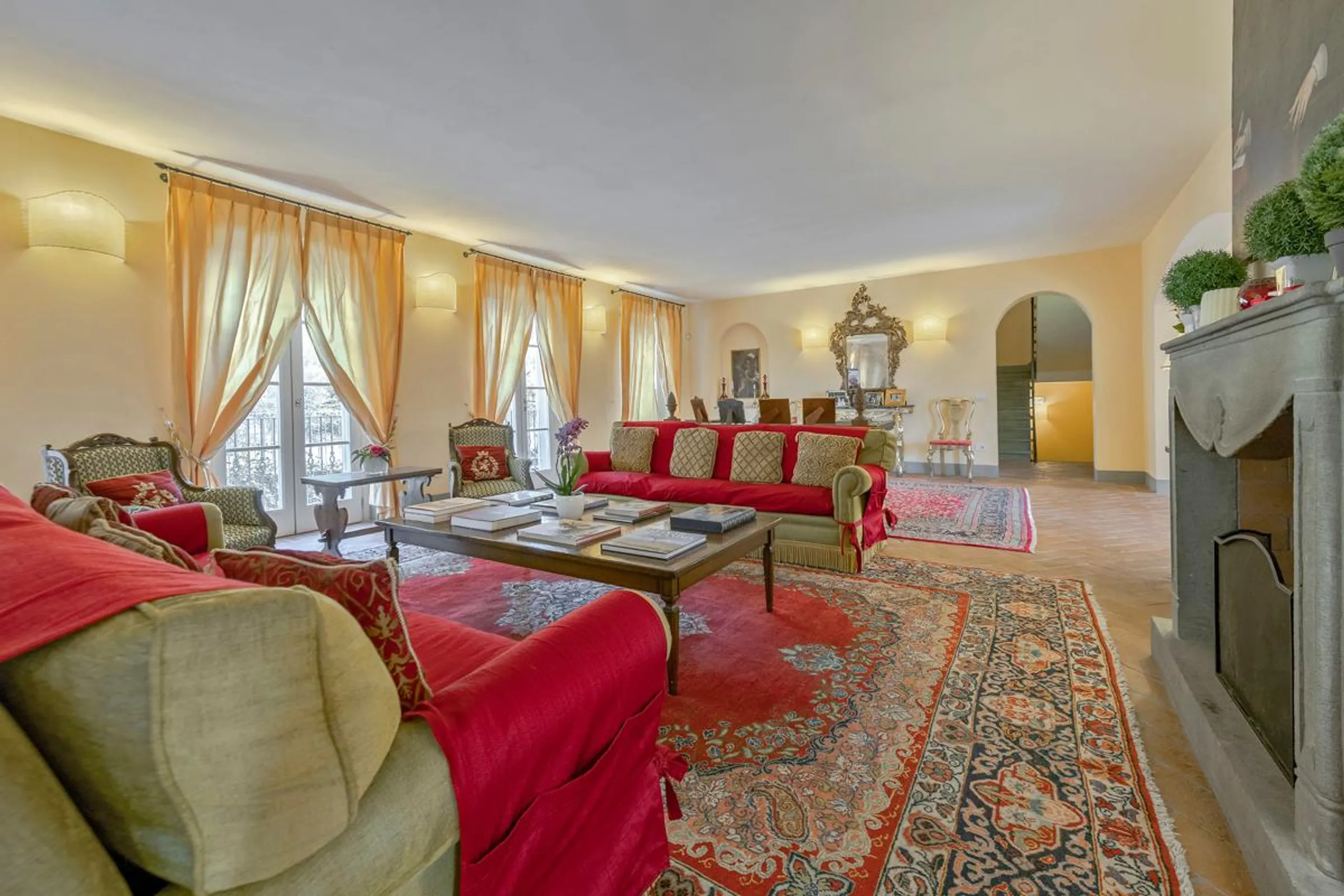 Majestic Four-Storey Villa with Private Pool, Gym and Sauna — photograph 6