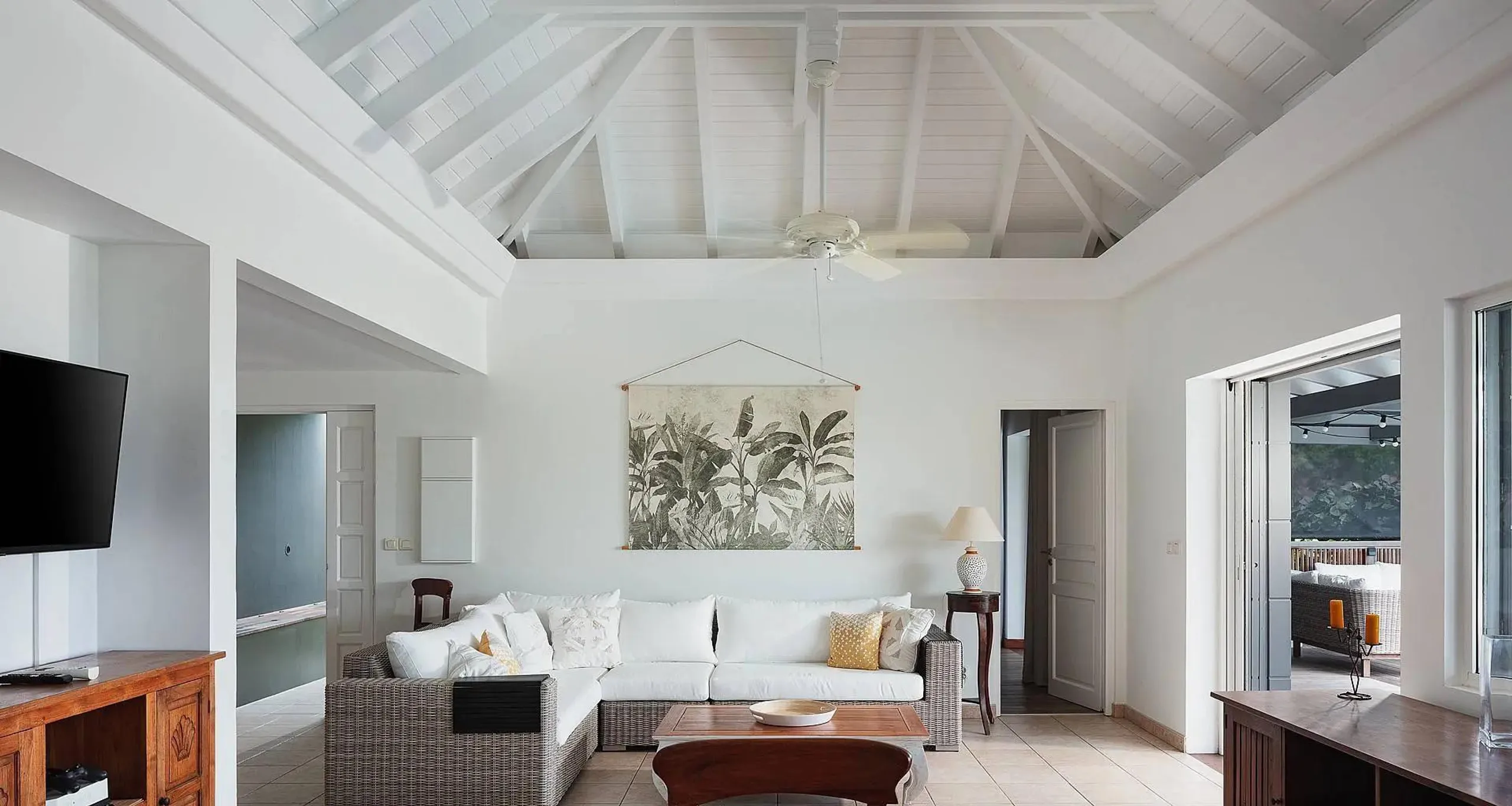 Serene Cul de Sac Villa with Infinity Pool and Stunning Ocean Views — photograph 8
