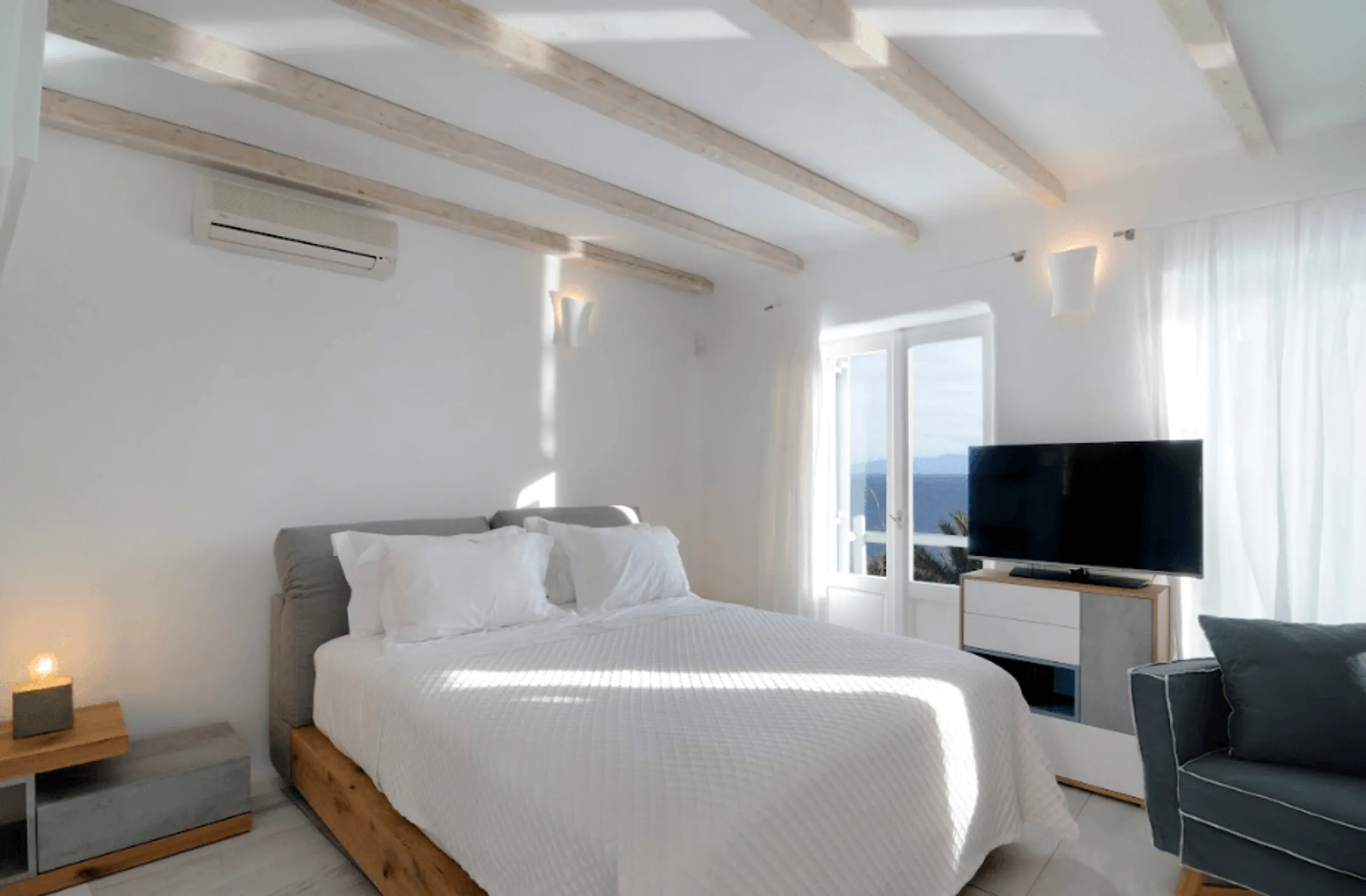 Luxury Villa Rental with Infinity Pool and Magnificent Aegean Sea Views — photograph 10