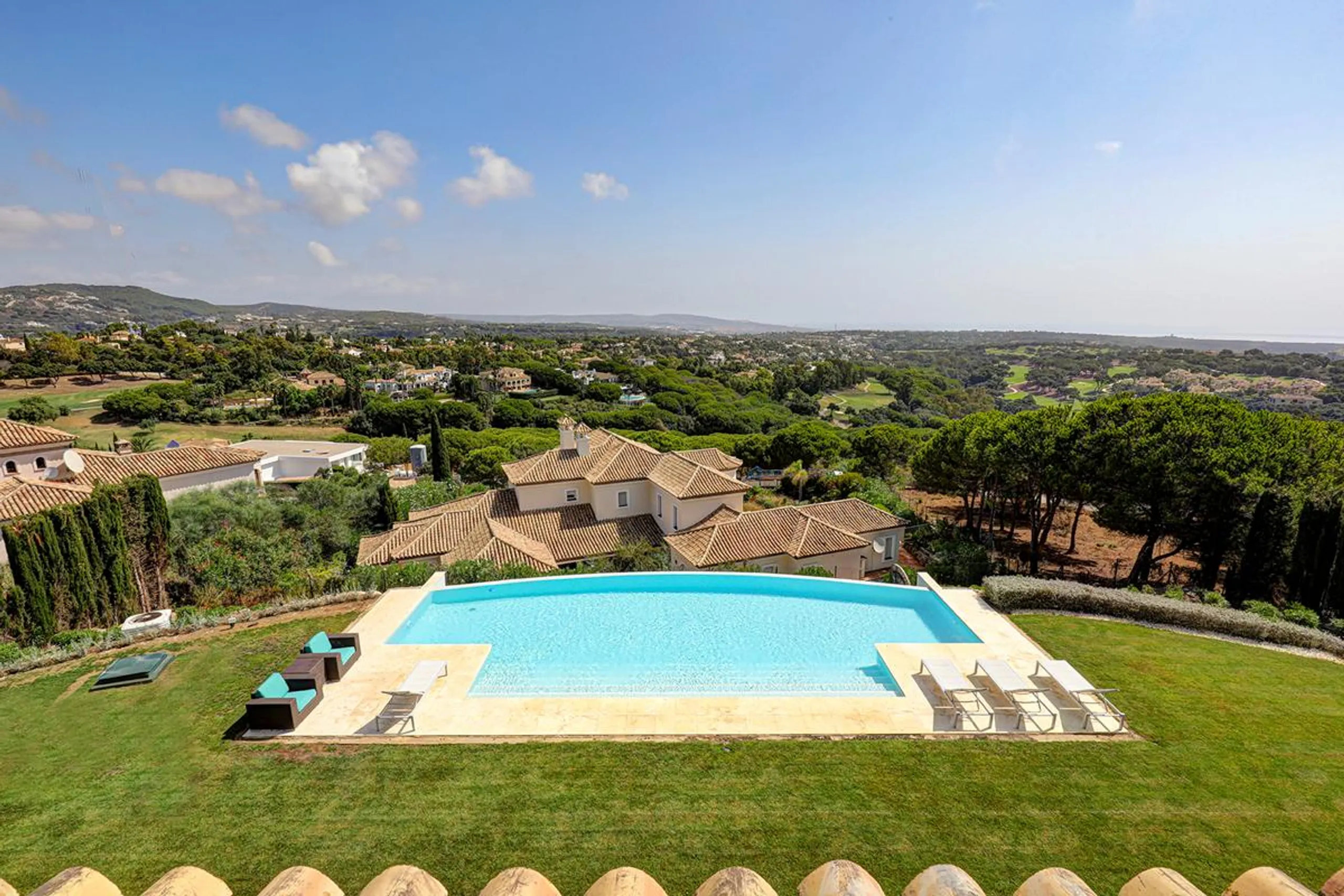 Tranquil  Countryside Villa with Heated Pool and Scenic Country Location — photograph 9