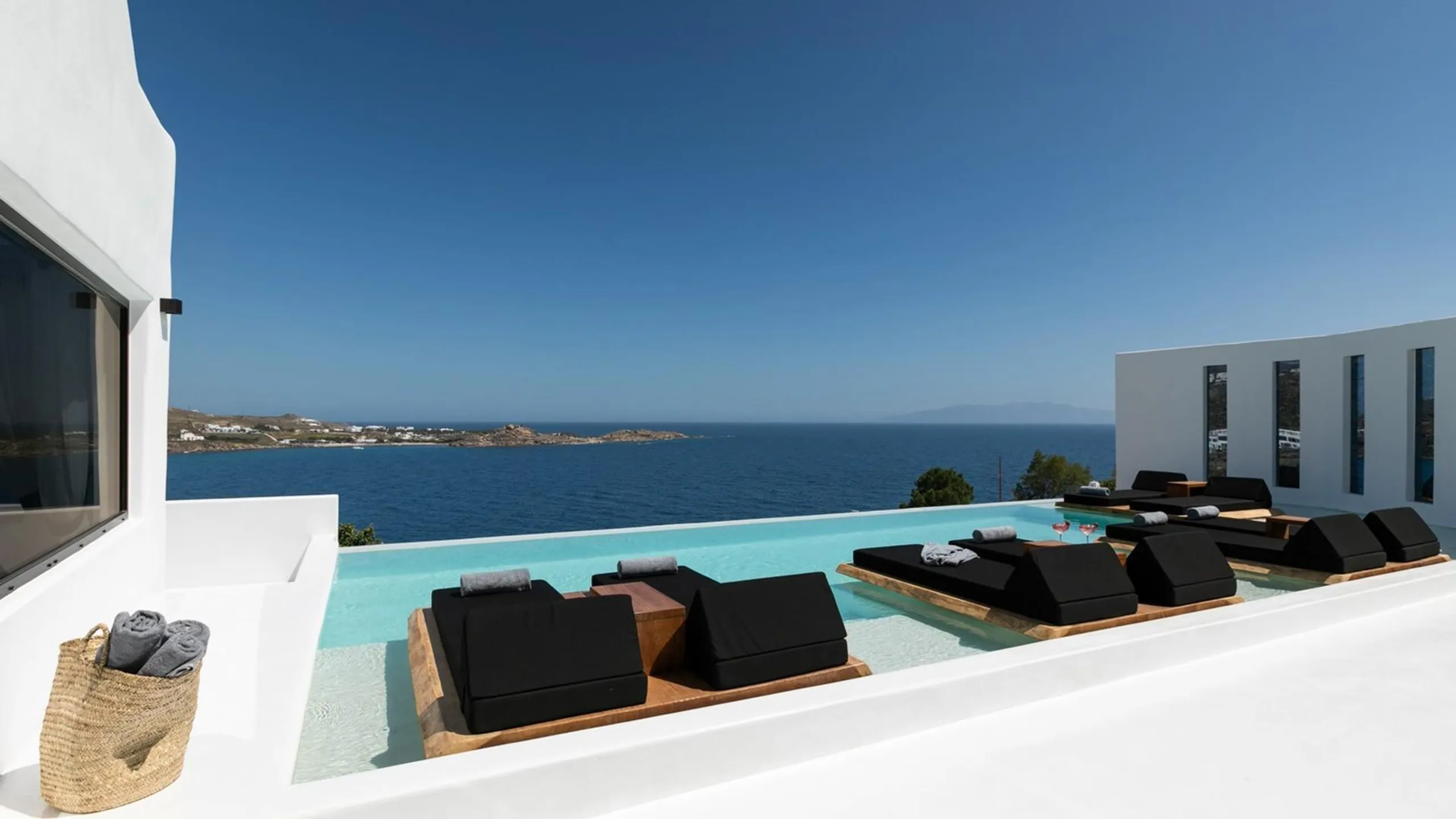 Lavish Luxury Retreat with Infinity Pools, Onsite Beach and Captivating Views — photograph 7