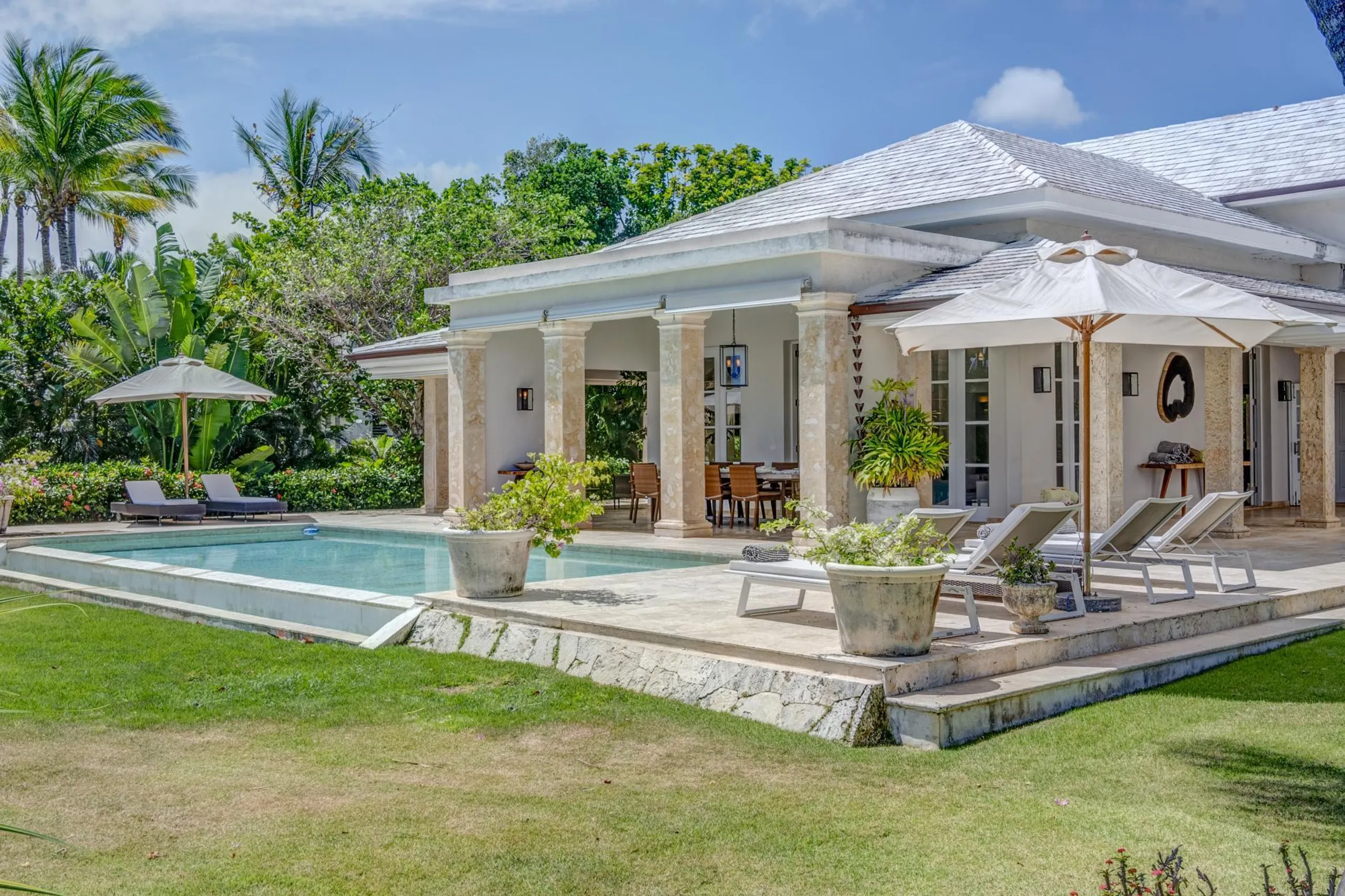 Lavishly Appointed Villa with Private Pool and Golf Course View — photograph 3