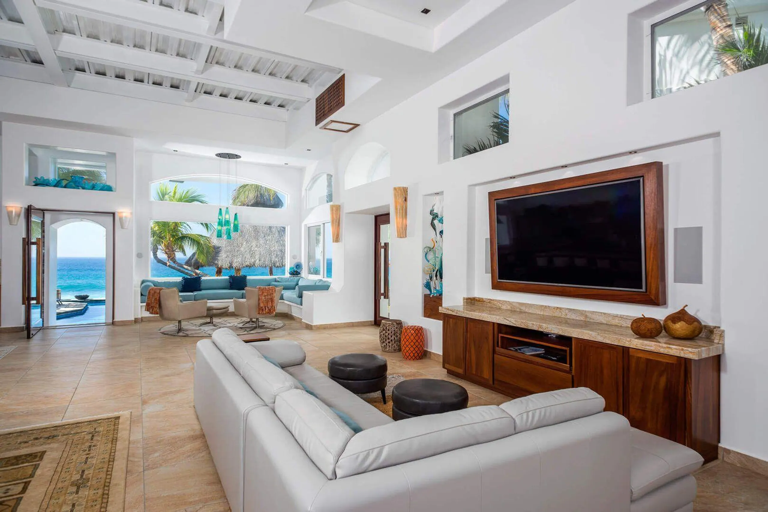 El Encanto Luxury Oceanfront Estate with Private Pool and Lush Grounds — photograph 6