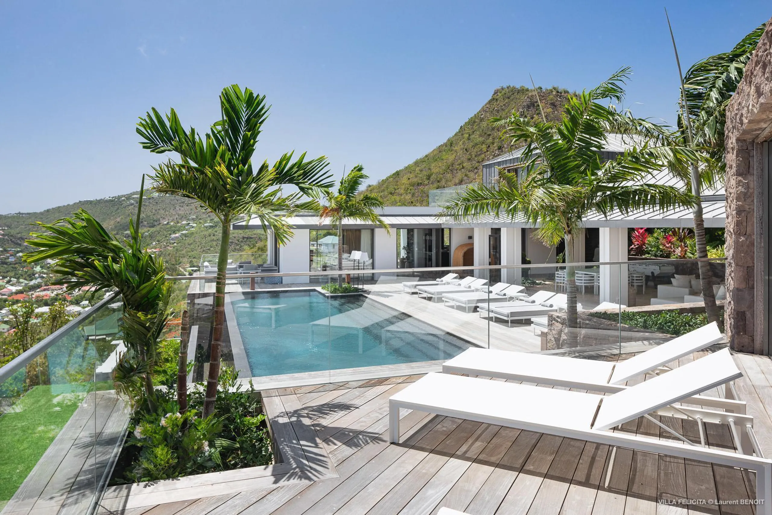 Opulent Paradise Villa with Infinity Pool, Fitness Room and Movie Theater, Lorient