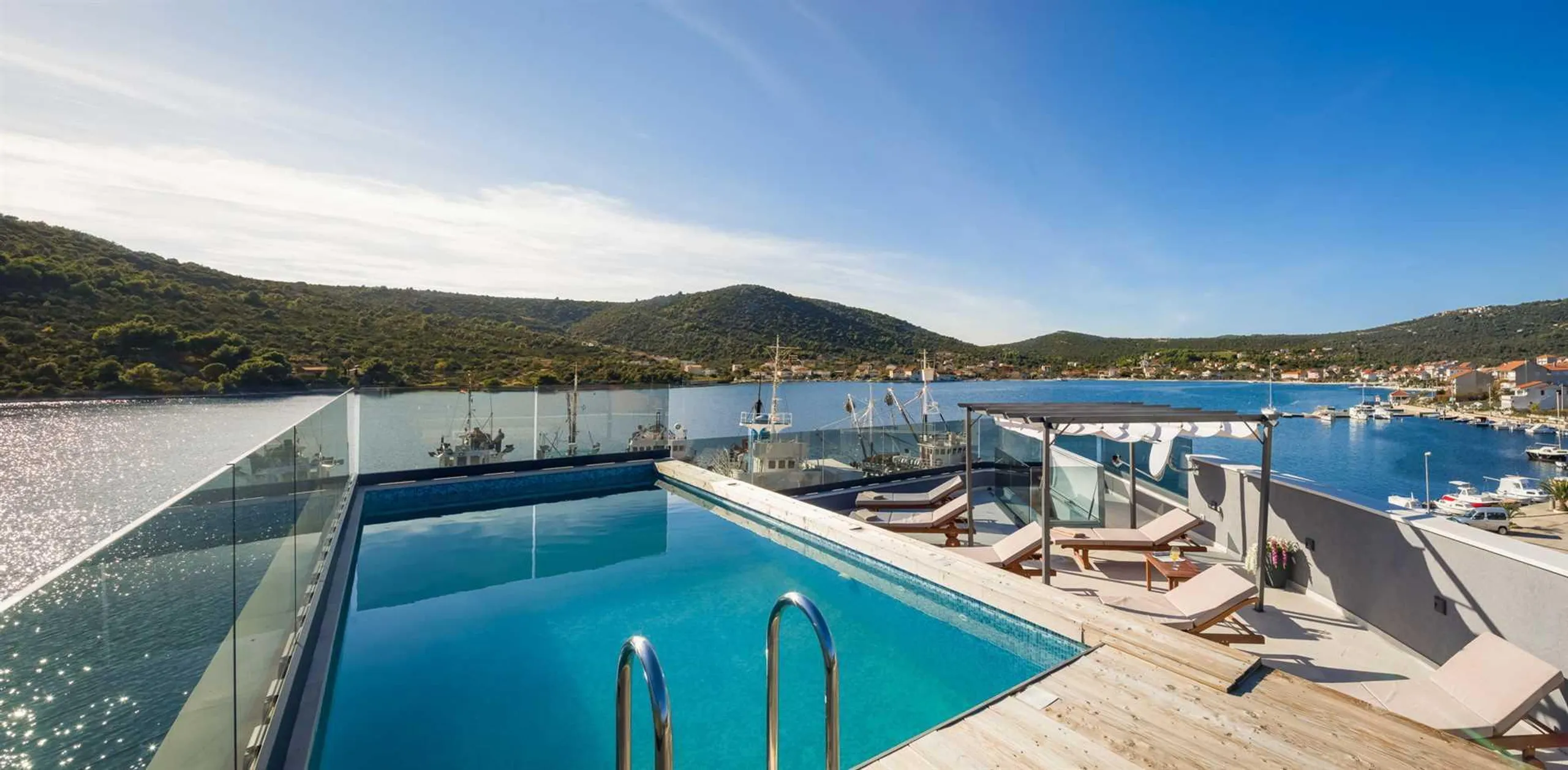 Beachfront Villa with Private Pool and Views of Crystal Clear Waters — photograph 3