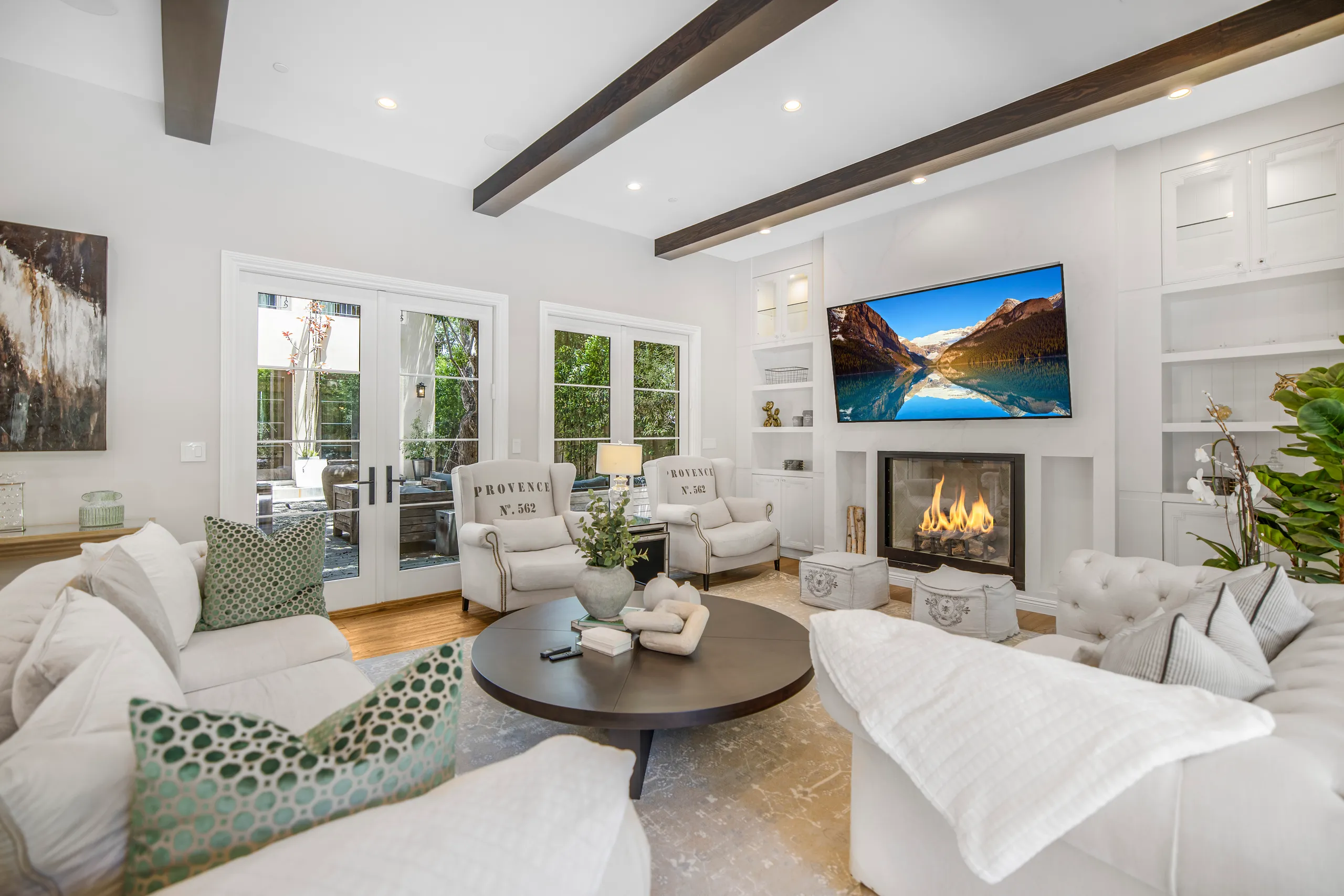 Beautiful Beverly Hills Mansion with Private Pool — photograph 4