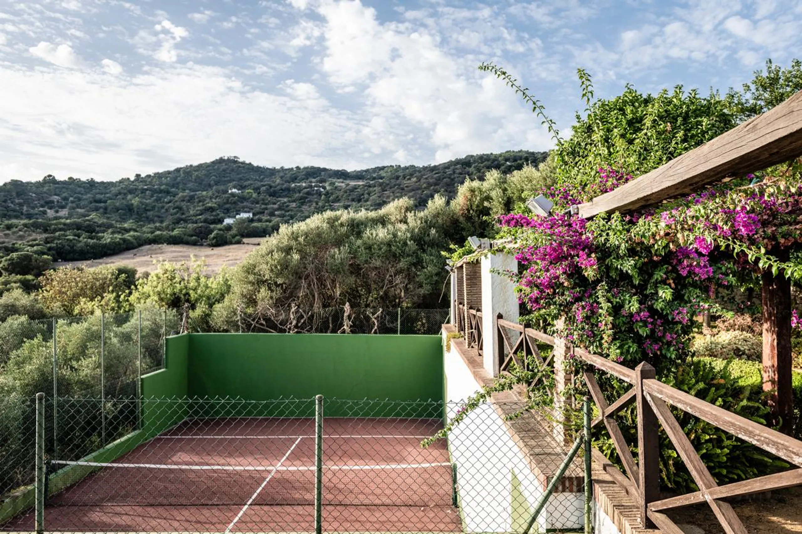 Resplendent Spanish Villa with Private Pool, Jacuzzi, and Panoramic Countryside Views — photograph 9