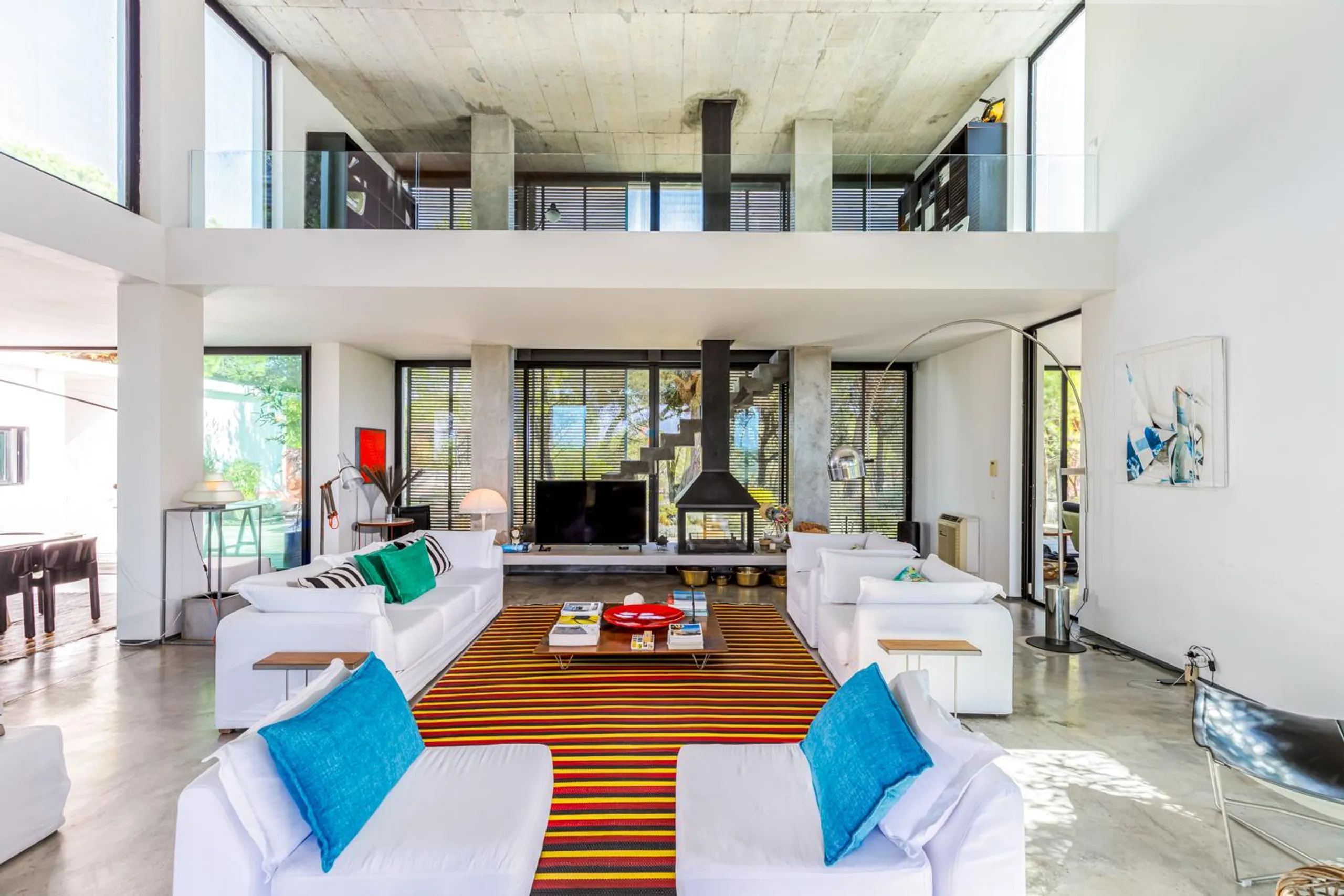 Contemporary Cork Oak Forest Villa with Infinity Pool and Veranda — photograph 6