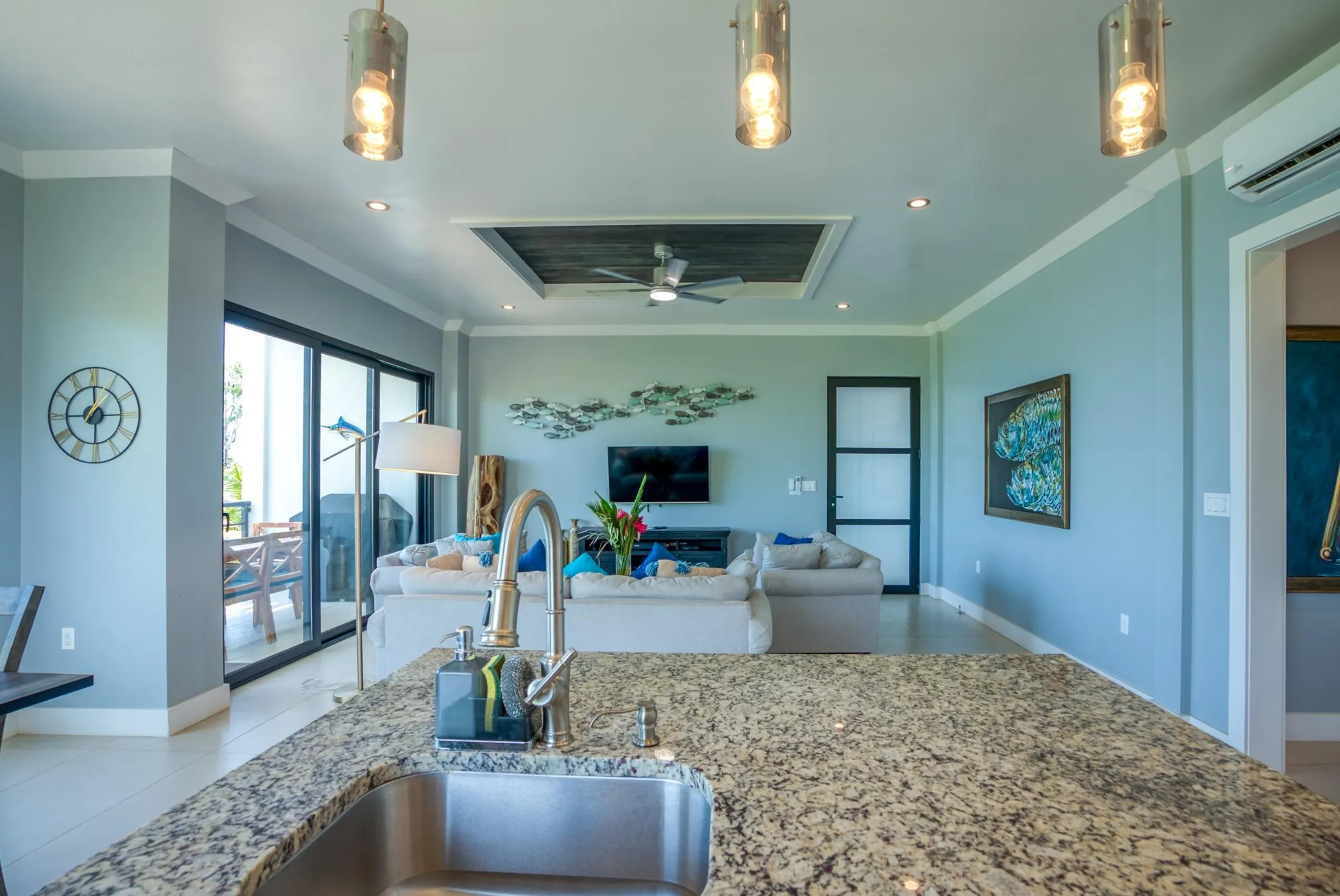 Noble Beachfront Condo Complex with Stunning Views — photograph 10