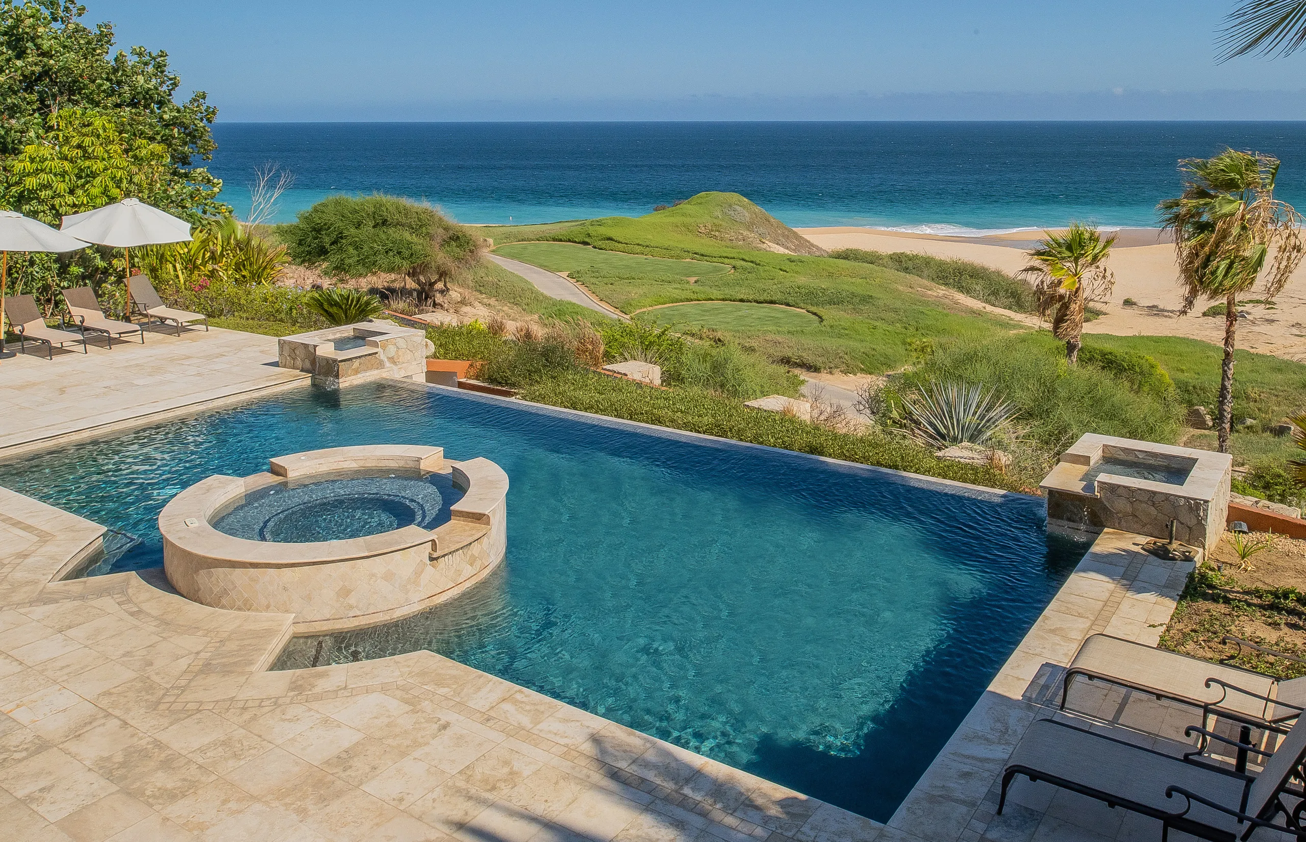 Resplendent Cabo San Lucas Villa with Infinity Pool and Jacuzzi — photograph 4