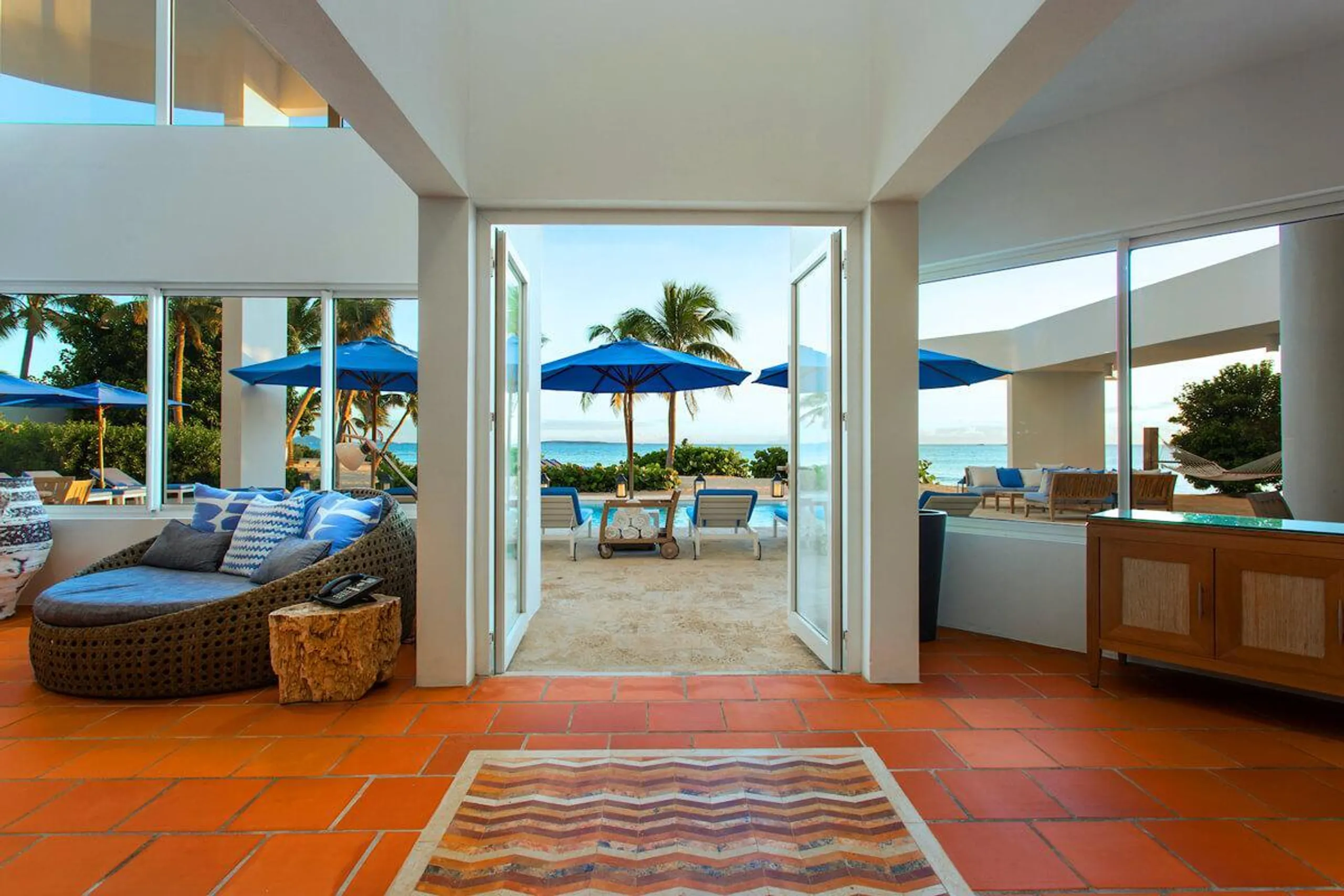 Grand Luxury Beach Front Villa with Private Pool and Skywalk Overlooking Caribbean Sea — photograph 12