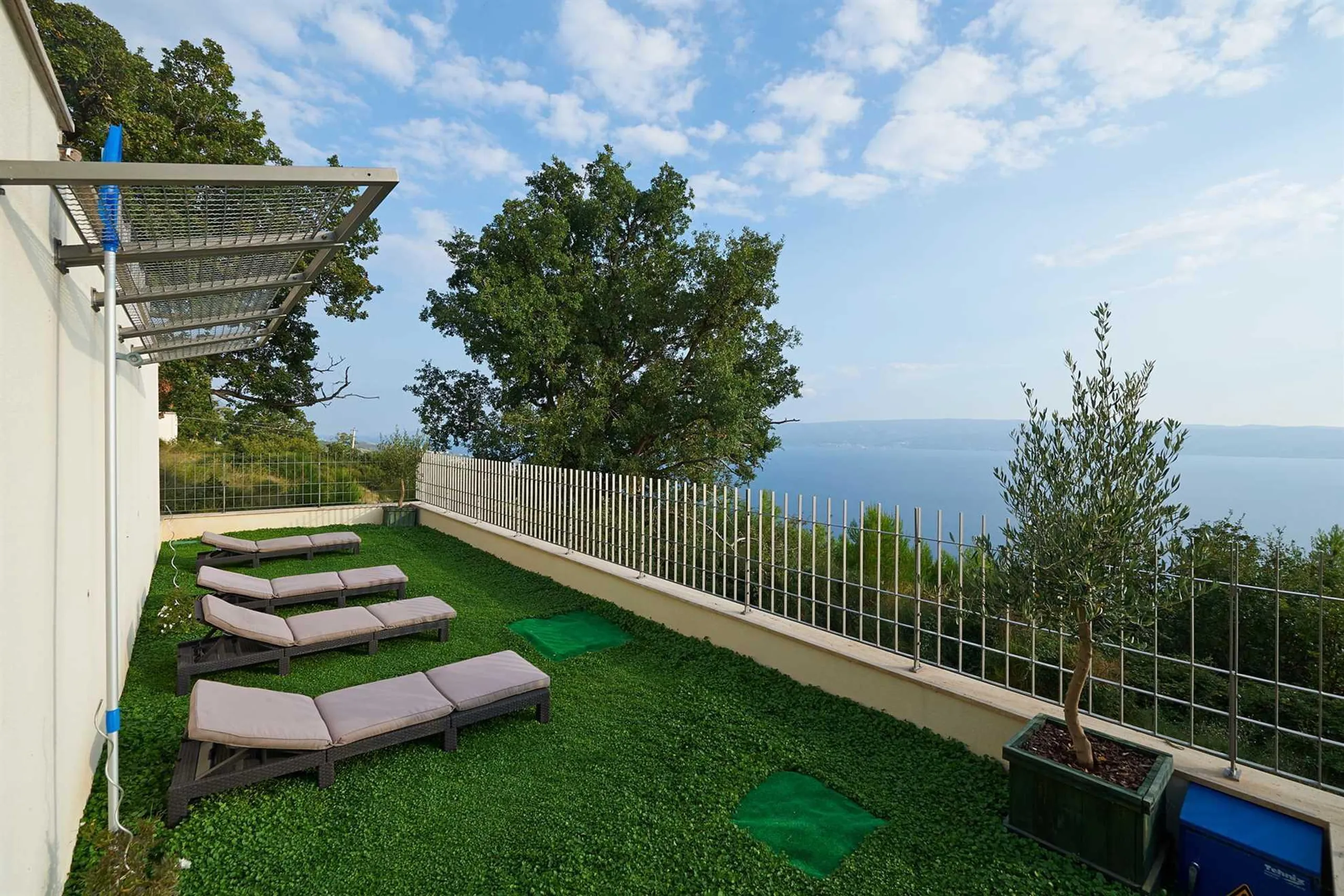 Opulent Villa with Infinity Pool, Saunas, Gym and Panoramic Sea Views — photograph 6