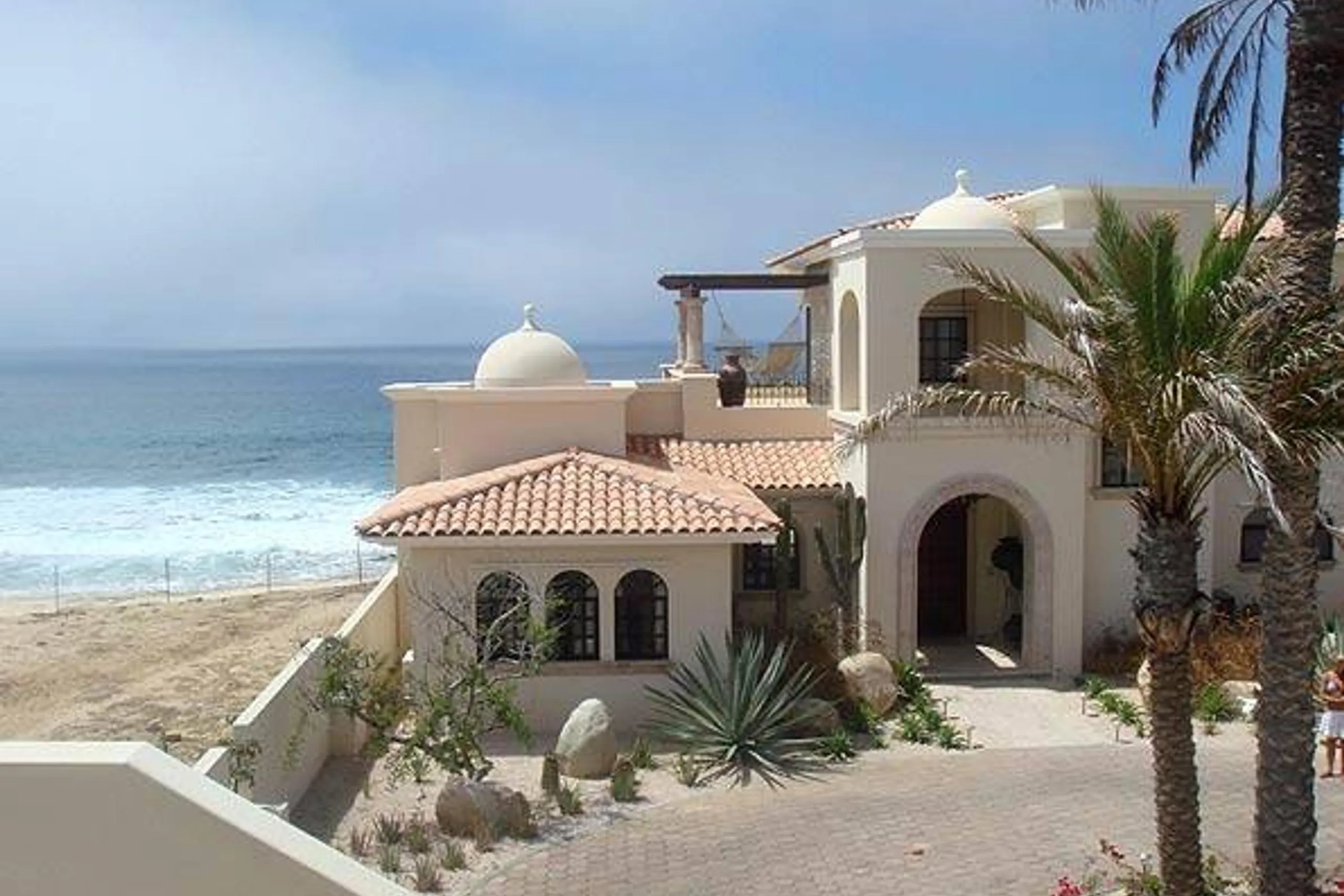 Beautiful Private Beachfront Estate with Infinity Pool, Hot Tub and Ocean Views fro VILLAWAY® — photograph 4