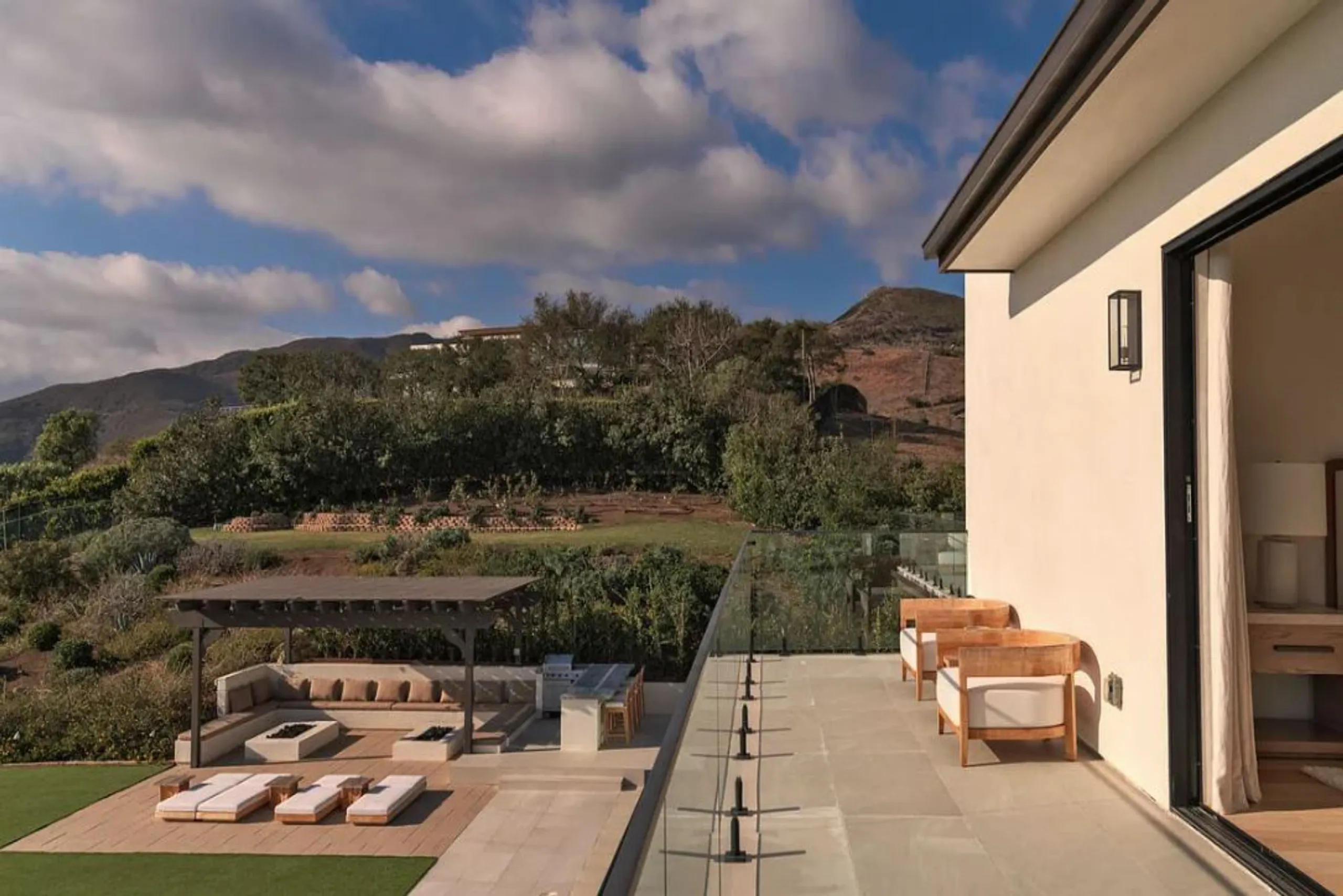 Radiant Los Angeles Modern Estate with Pool, Jacuzzi & Expansive Ocean Decks — photograph 8