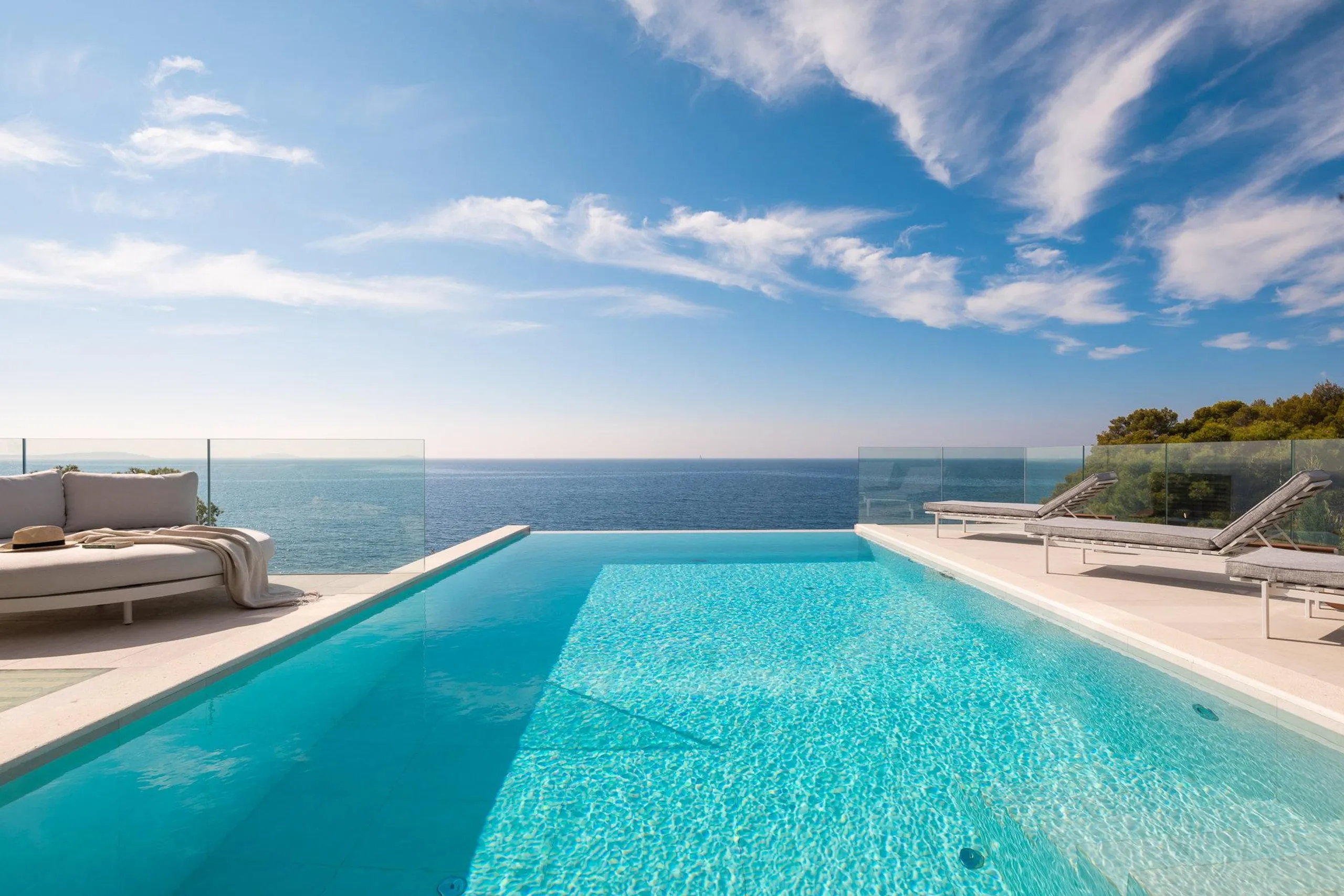 Lavish 5BR Villa with Heated Pool and Captivating Sea Views — photograph 10
