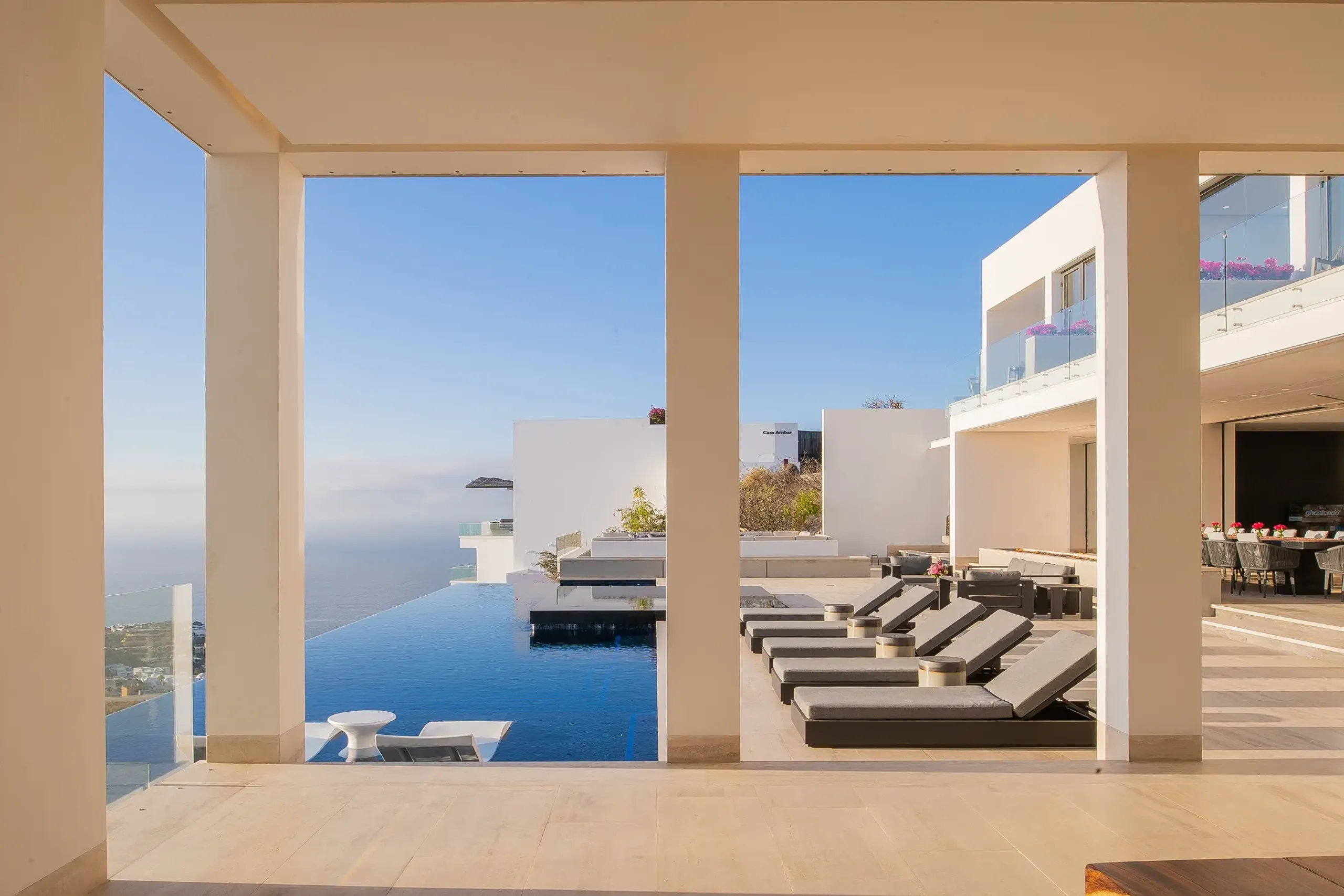 Modern Contemporary Luxe Villa with Infinity Pool and Panoramic Ocean Views — photograph 2