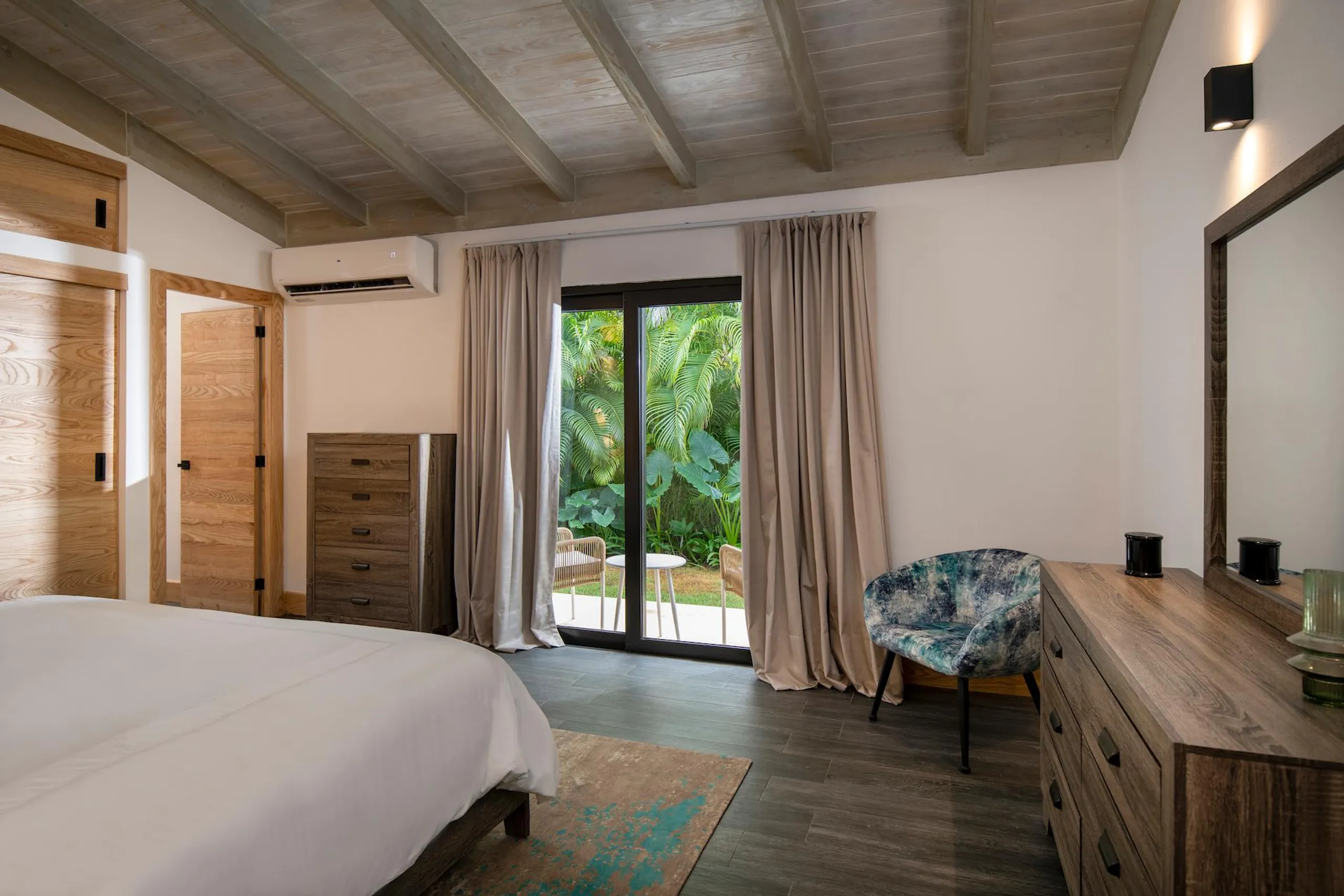 Relax in Style Panoramic Mountain View Villa — photograph 11