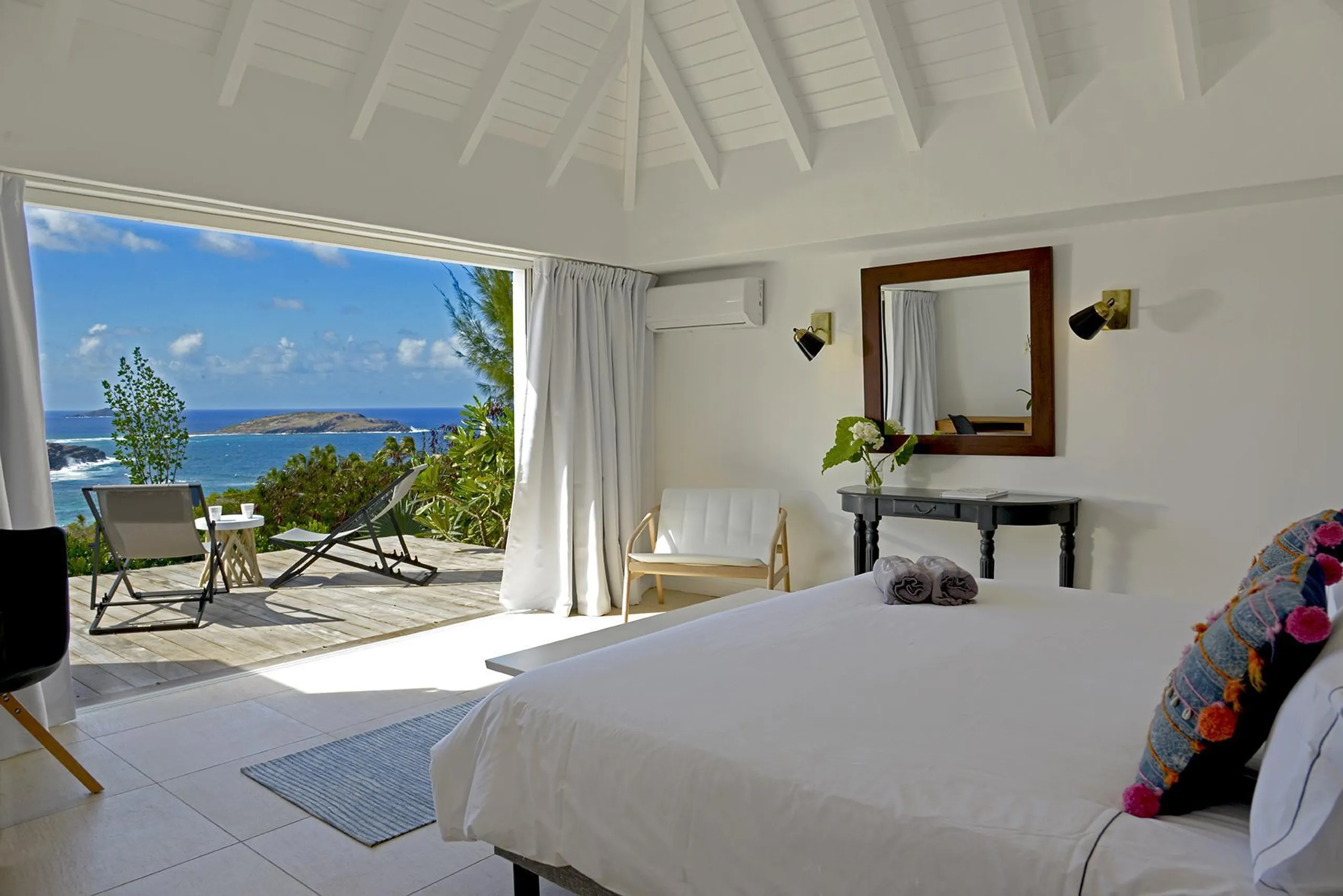 Majestic Oceanside Villa with Private Pool and Ocean Views — photograph 11