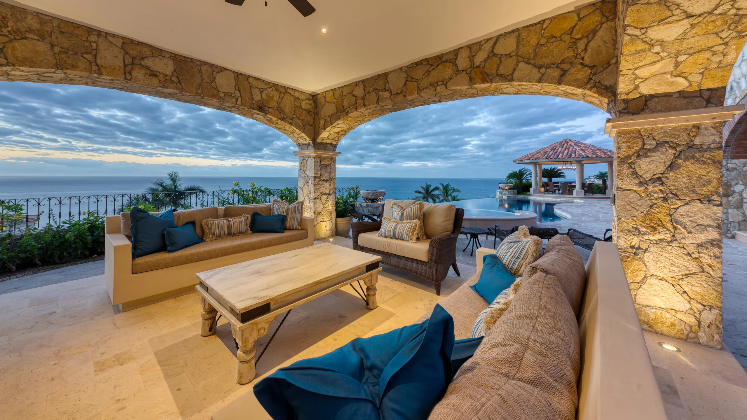 High-End Palmilla Villa with Infinity Pool and Stunning Waterfront Views — photograph 9