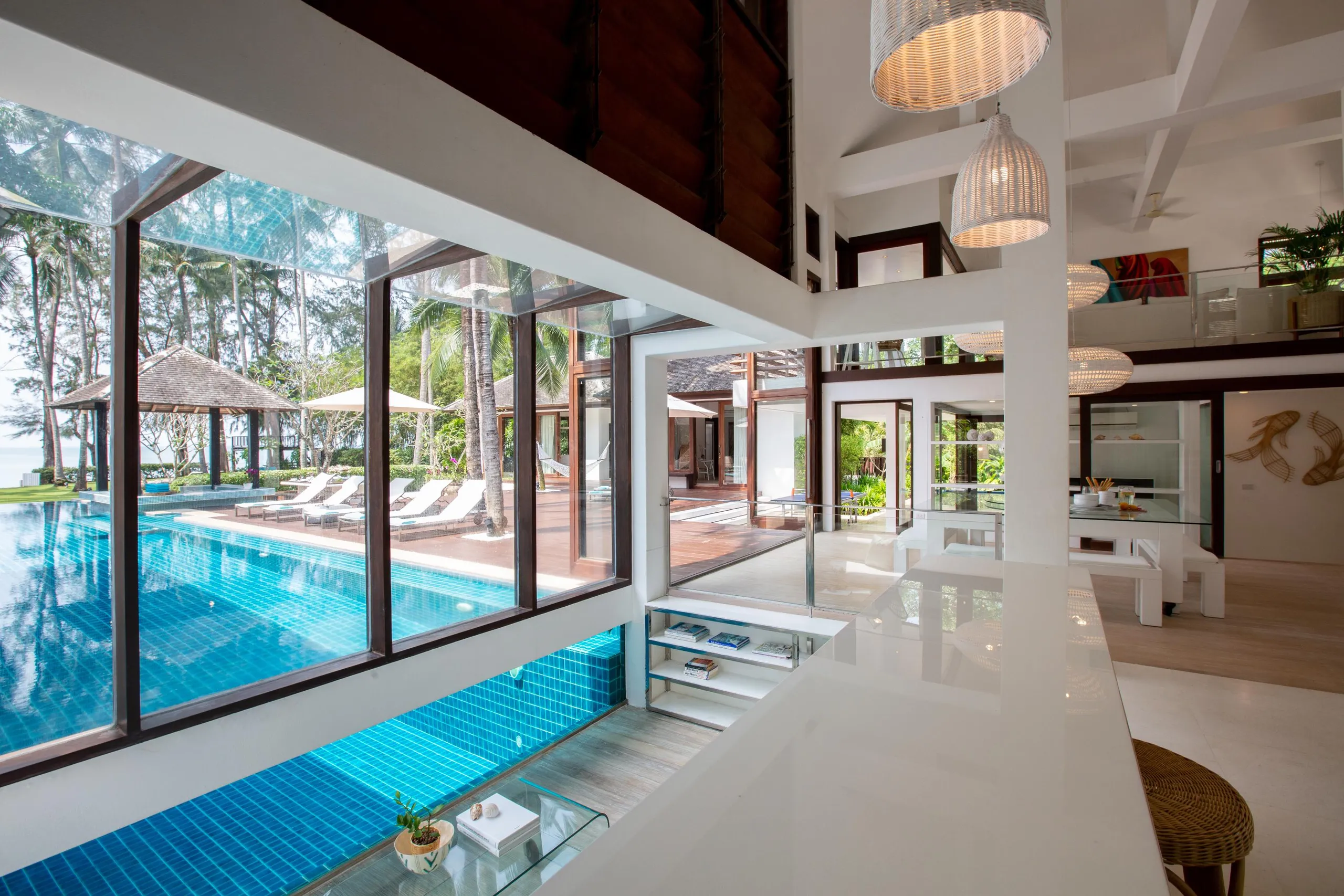 Airy and Spacious Beachfront Escape with Private Pool and Prime Sunset Views — photograph 5